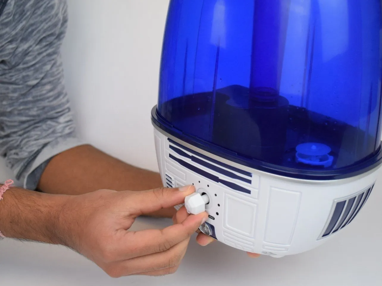 EMSON Star Wars R2-D2 Ultrasonic Cool Mist Humidifier (One Gallon) Teardown: шаг 2, изображение 1 из 1