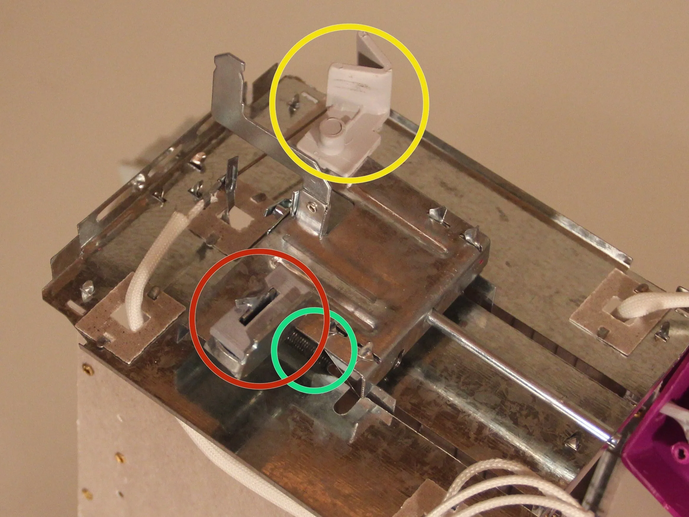 Finelife NV-023172 2 Slice Toaster Teardown, механизм защелки и рельеф: шаг 6, изображение 1 из 3