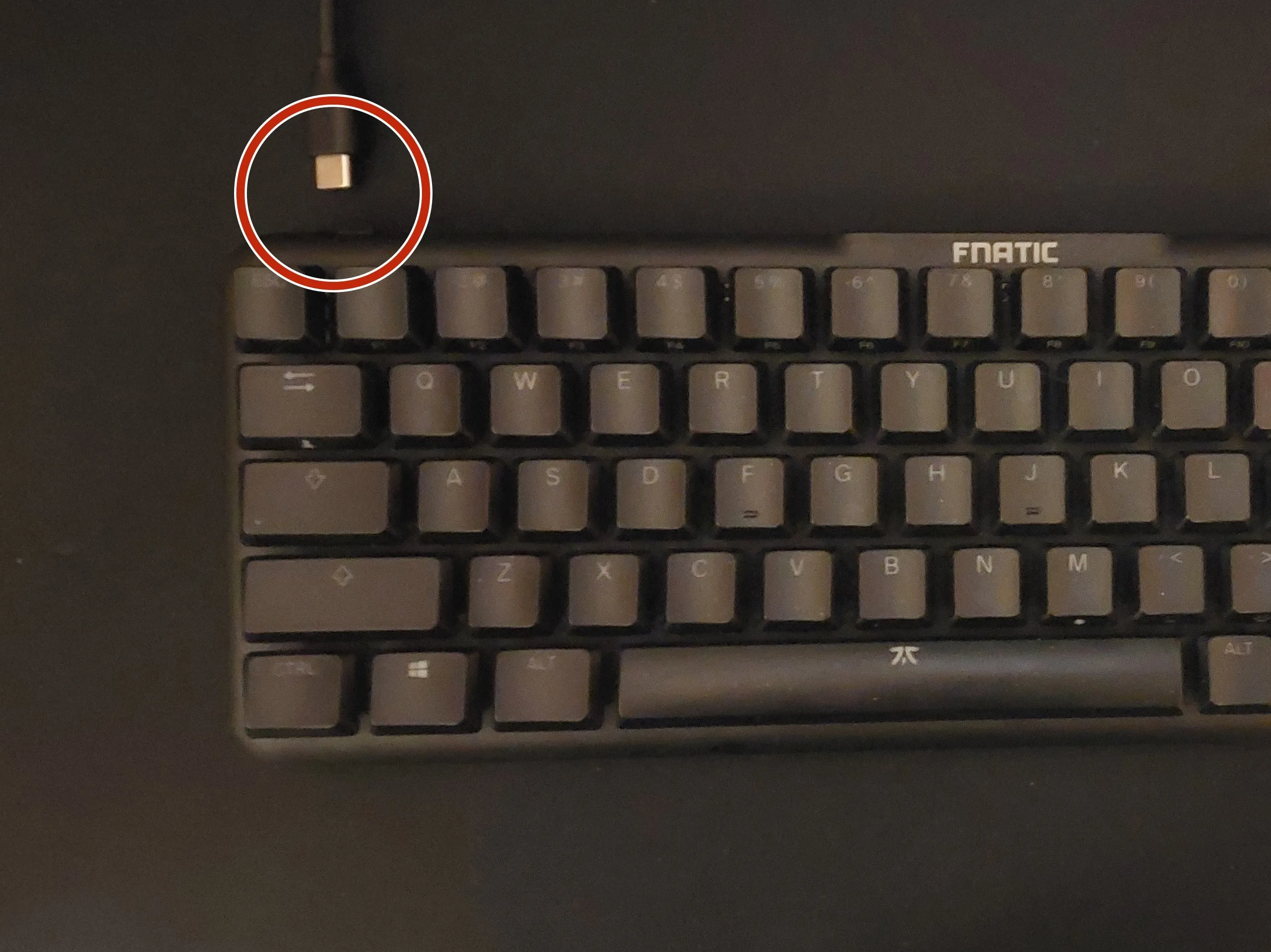 Разборка Fnatic STREAK65, отсоединение кабеля USB-C: шаг 1, изображение 2 из 2