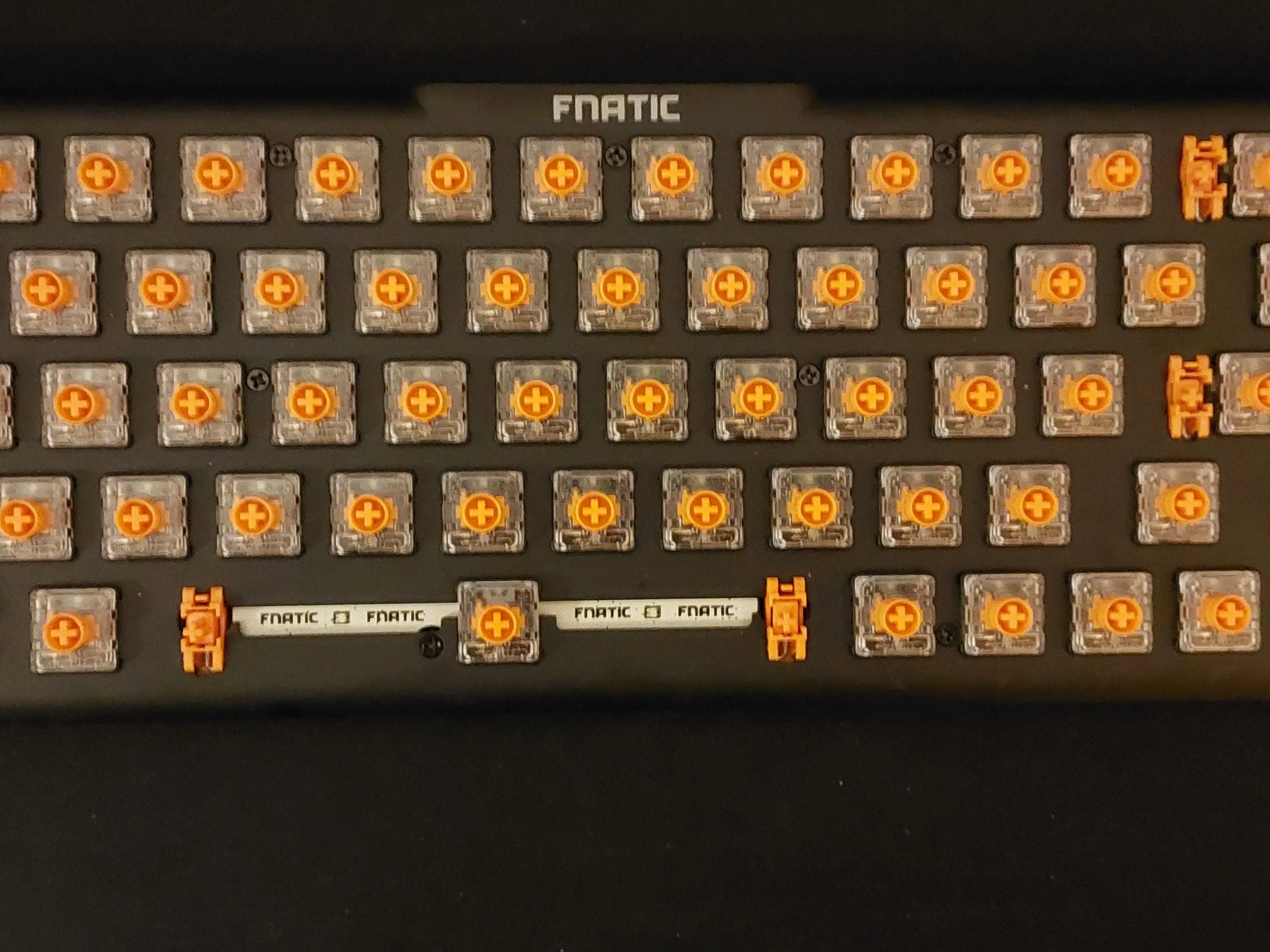 Fnatic STREAK65 Teardown, снятие крышек клавиатуры: шаг 2, изображение 2 из 2