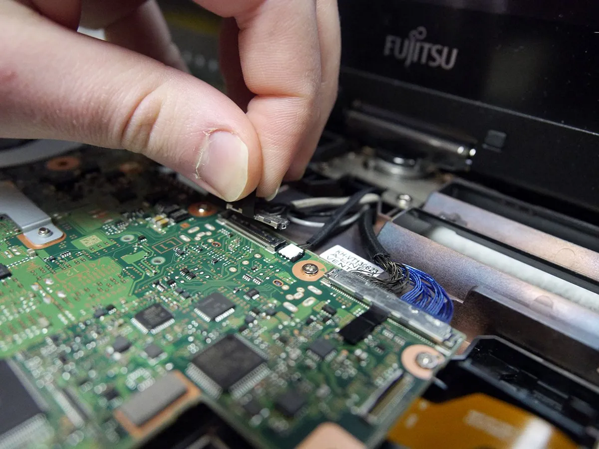 Fujitsu T902 Teardown, Далее мы готовимся к снятию дисплея: шаг 16, изображение 3 из 3