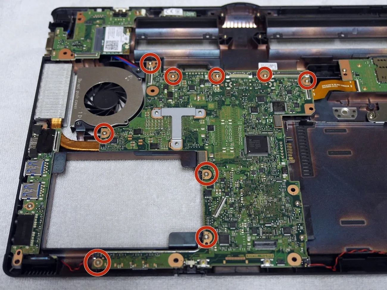 Fujitsu T902 Teardown, теперь это's time to remove the motherboard.: step 18, image 1 of 2