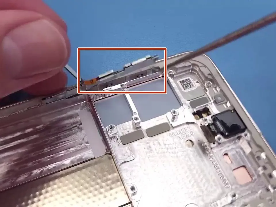 Galaxy S23 Teardown, удаление дополнений: шаг 12, изображение 2 из 2