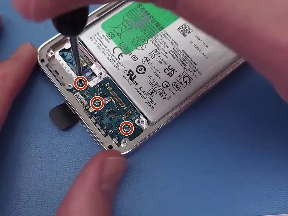 Galaxy S23 Teardown, извлечение платы зарядки: шаг 10, изображение 1 из 1