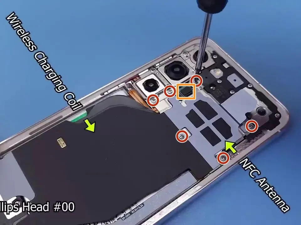 Galaxy S23 Teardown, извлечение катушки беспроводной связи и антенны NFC: шаг 2, изображение 1 из 1