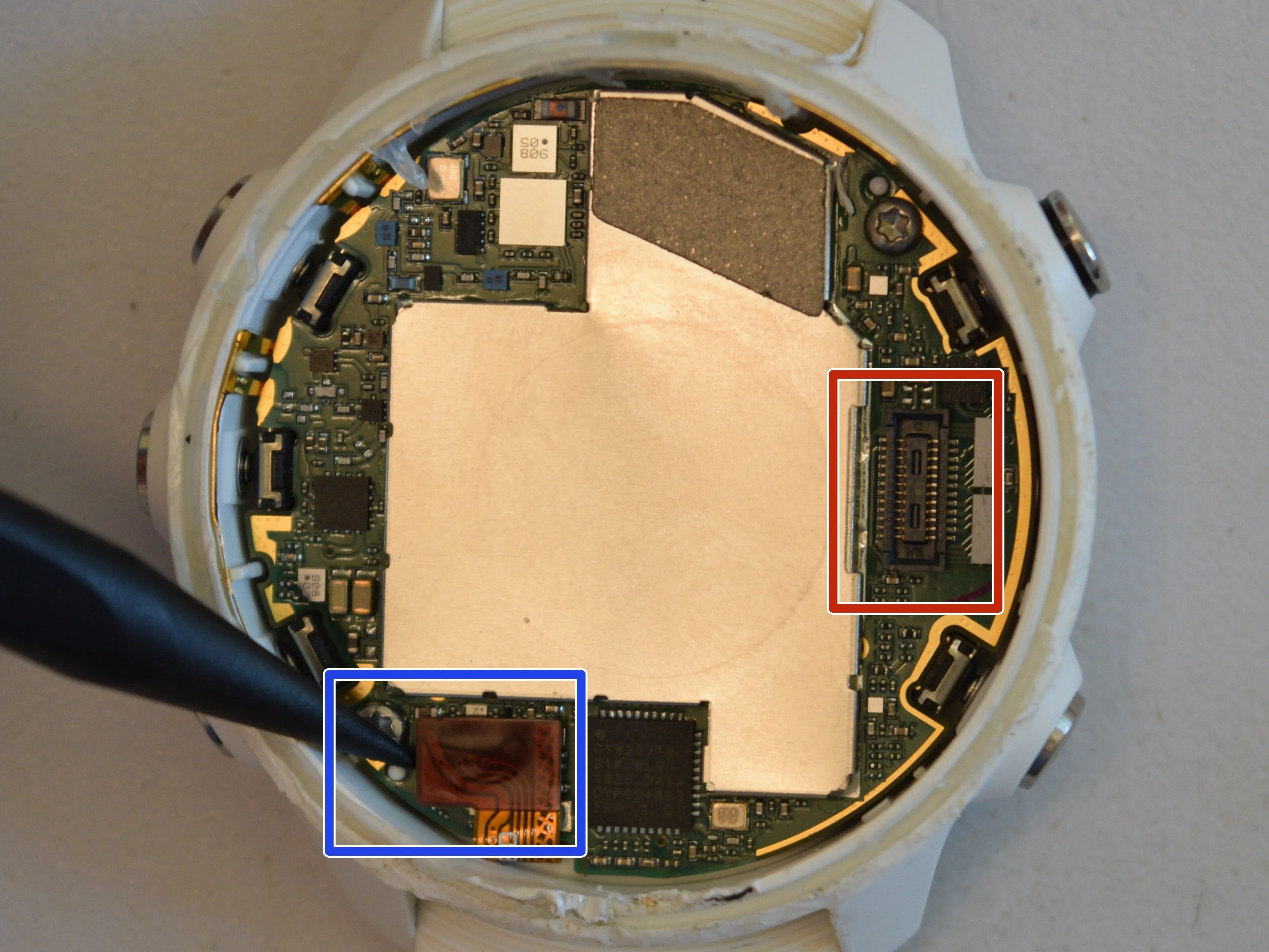 Garmin Forerunner 245 Music Teardown, отсоедините экран и датчик сердечного ритма: шаг 6, изображение 2 из 3