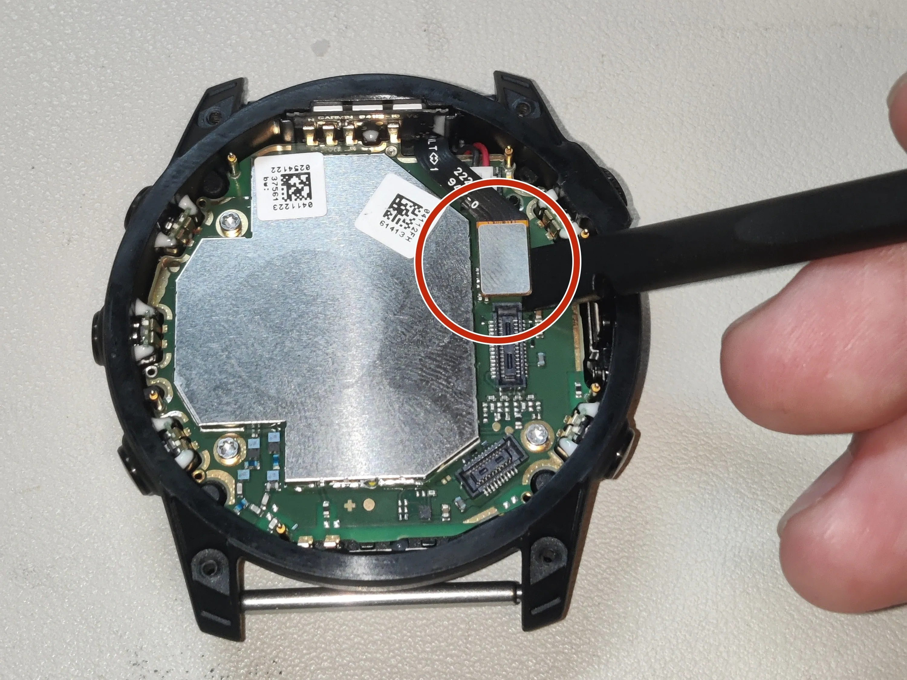 Garmin fēnix 7X Teardown, откручивание основной печатной платы: шаг 4, изображение 1 из 2