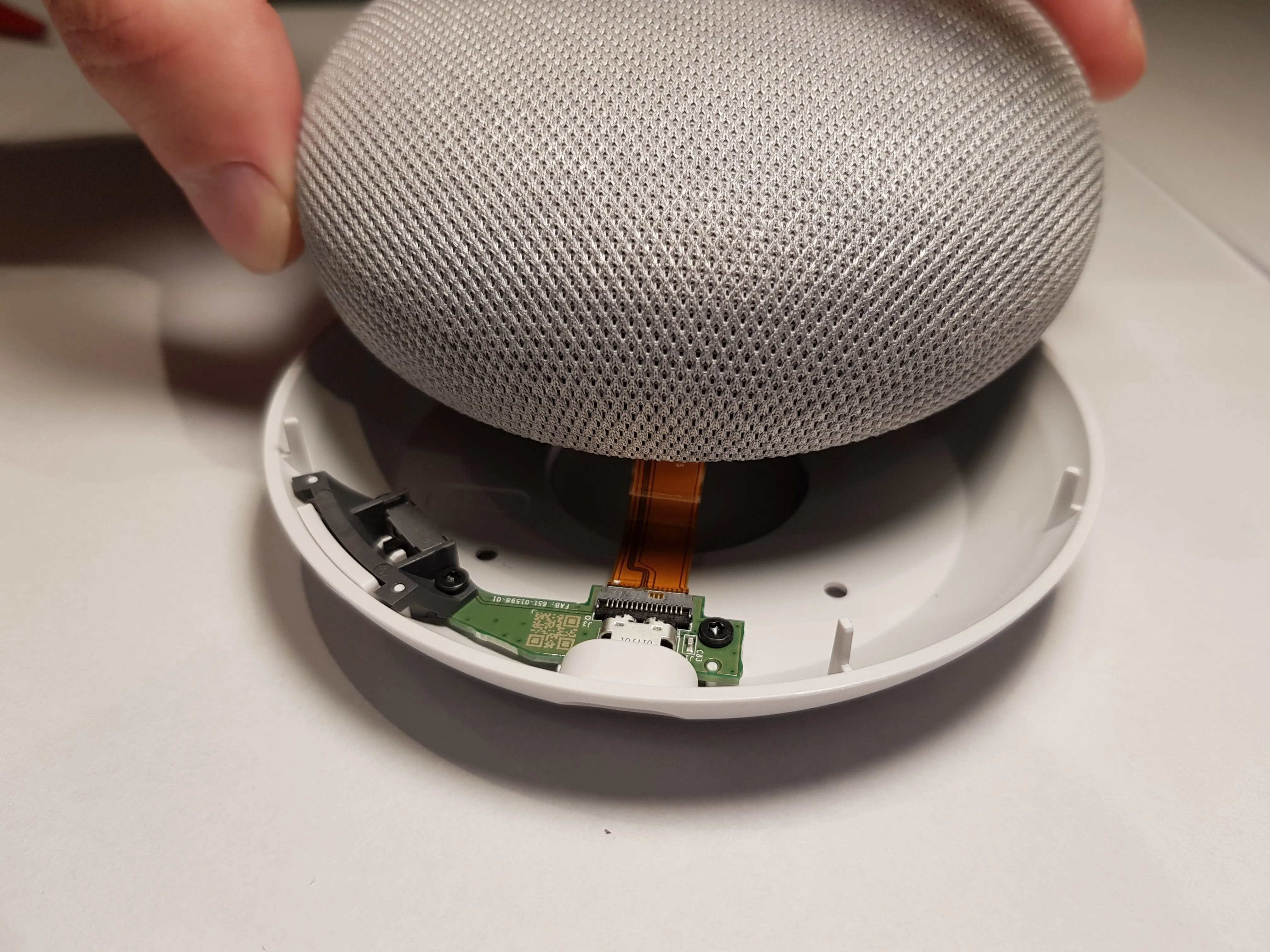 Google Home Mini Teardown: шаг 5, изображение 1 из 3