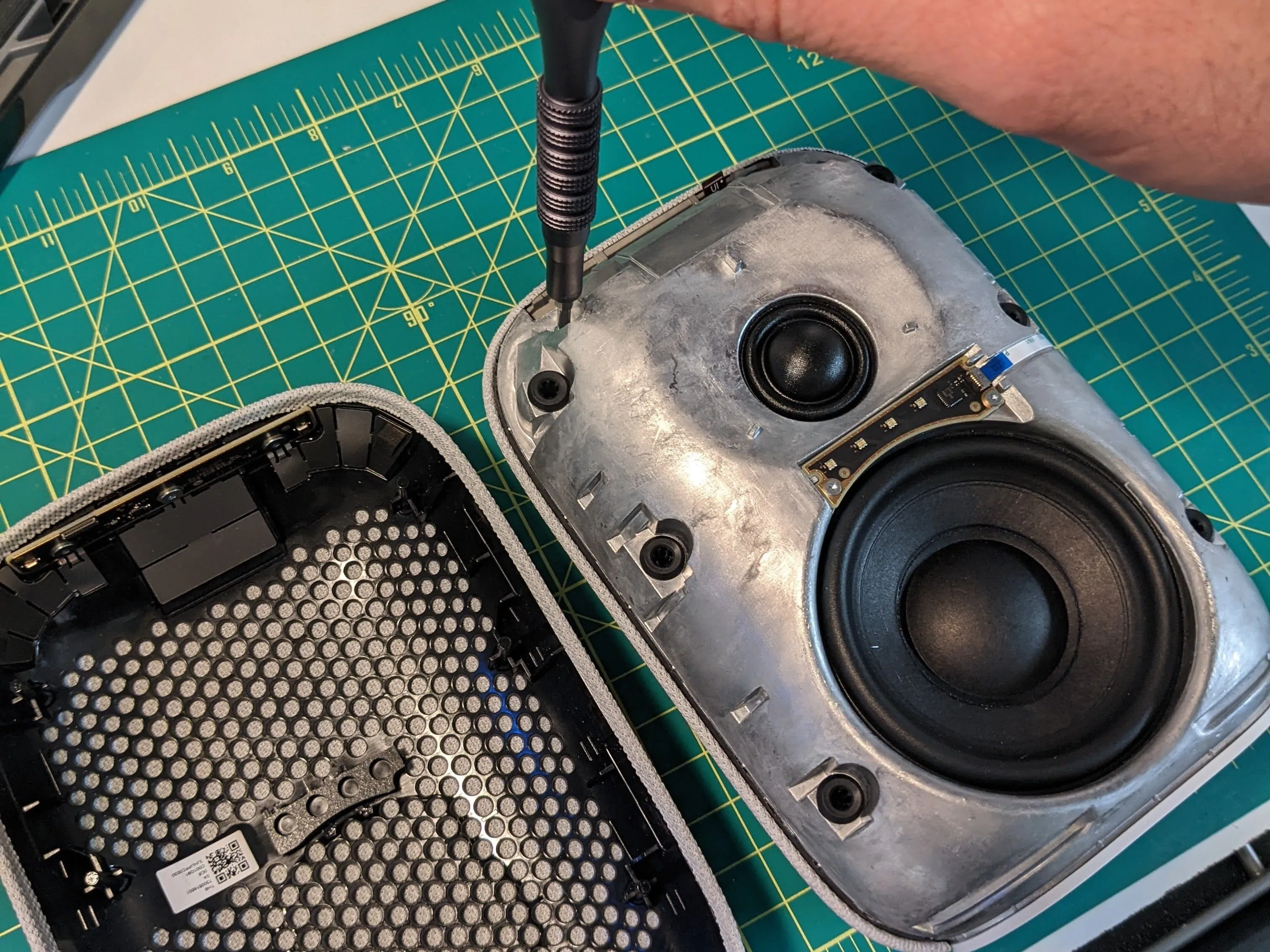 Google Nest Audio Teardown, удаление винтов корпуса: шаг 5, изображение 3 из 3