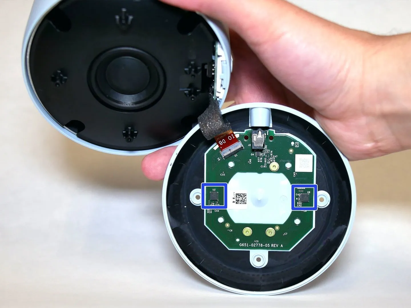 Google Nest Wifi Point Teardown, удаление нижней части: шаг 3, изображение 2 из 3