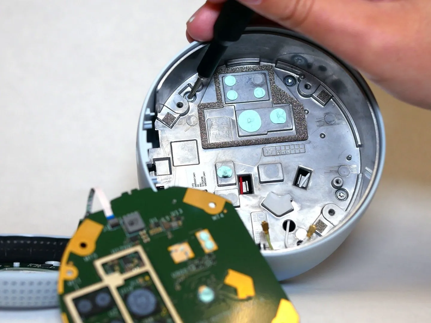 Google Nest Wifi Point Teardown, снятие субшасси: шаг 5, изображение 1 из 3