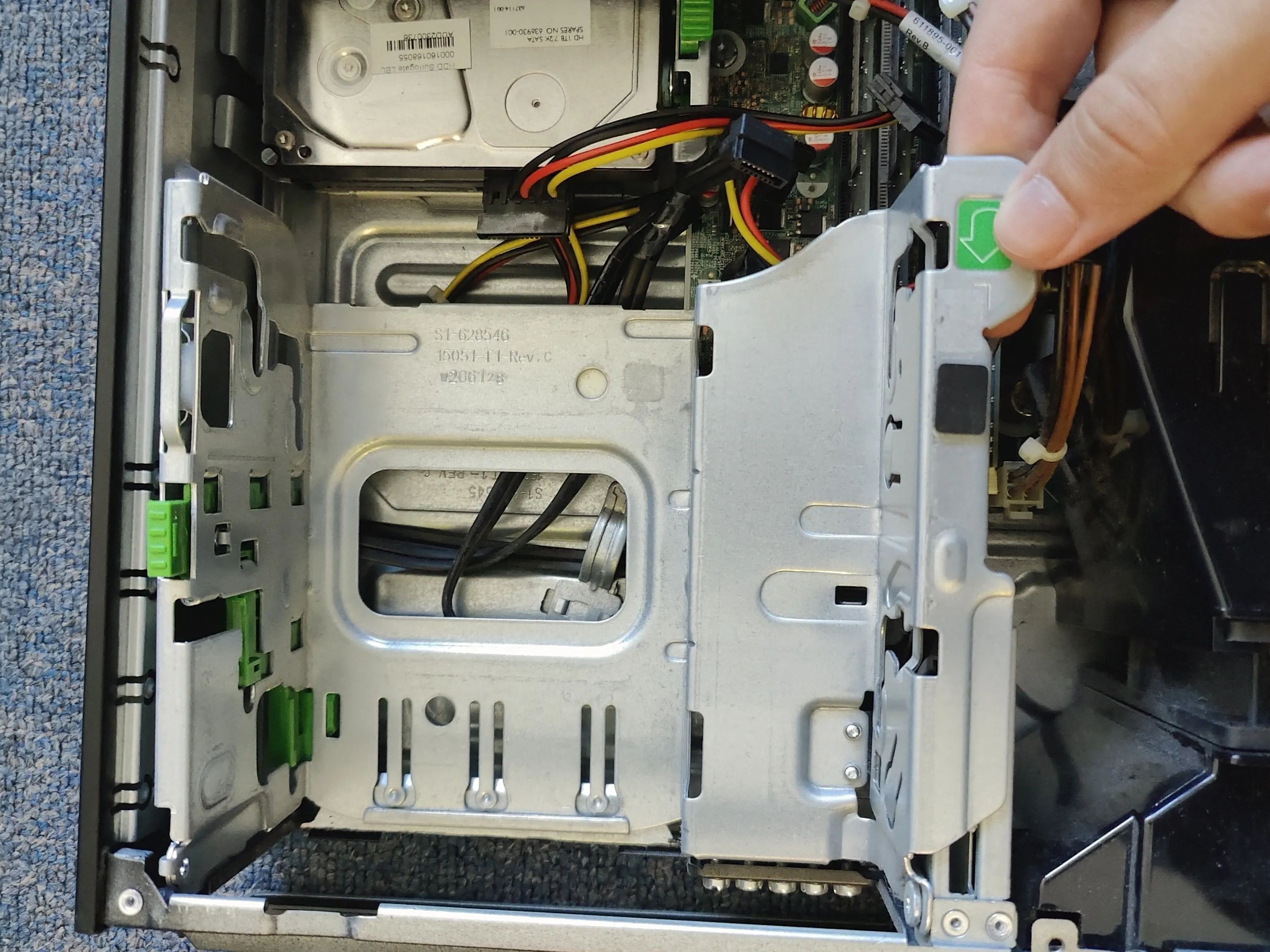 HP Compaq 8200 Elite Teardown, Поднятие дисковода: шаг 4, изображение 1 из 2