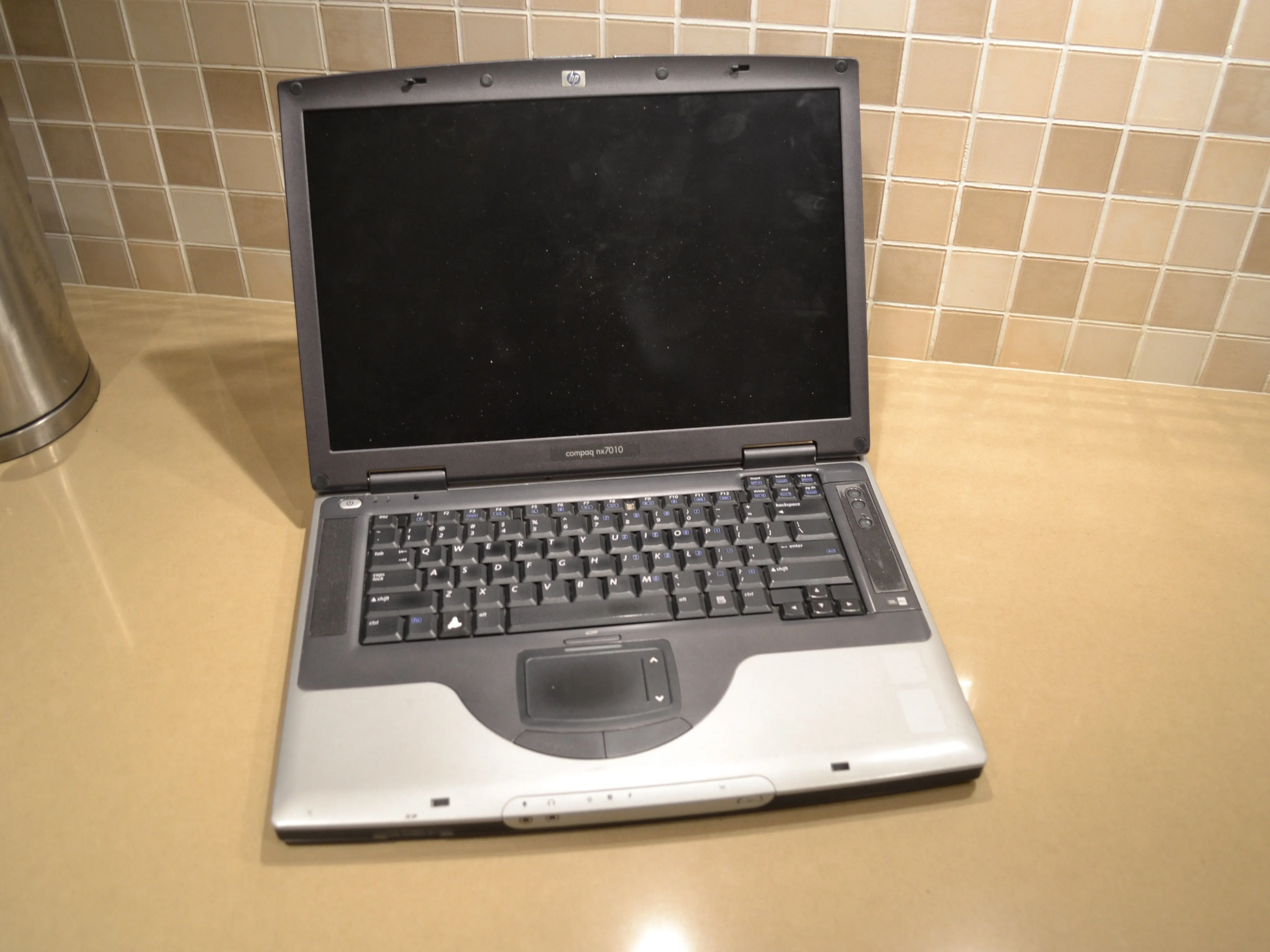 HP Compaq nx7010 Business Notebook Teardown, HP Compaq nx7010 Business Notebook Teardown: шаг 1, изображение 1 из 1