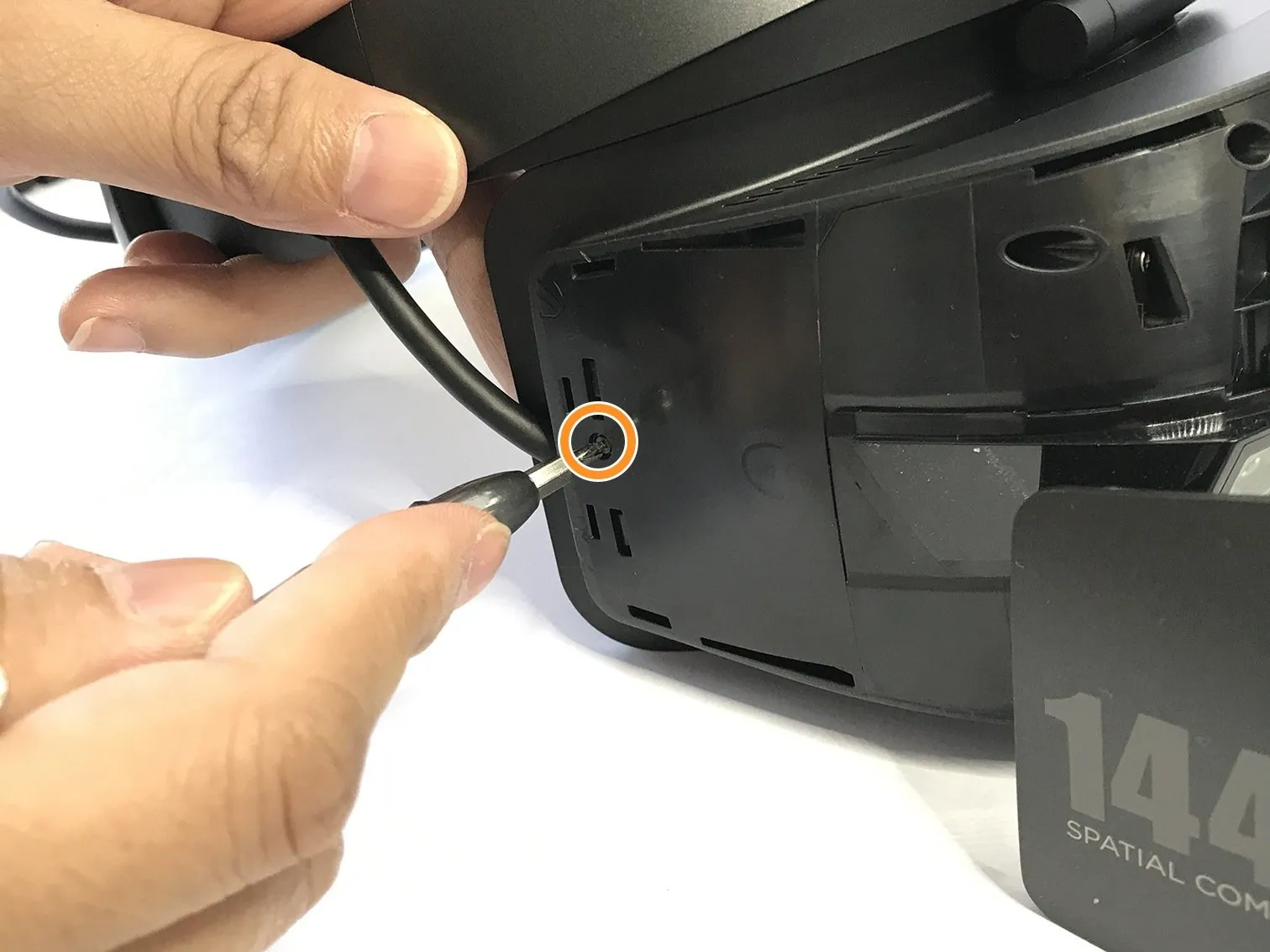 HP Windows Mixed Reality Headset Developer Edition Teardown, удаление внутреннего пластика и винтов: шаг 3, изображение 1 из 3