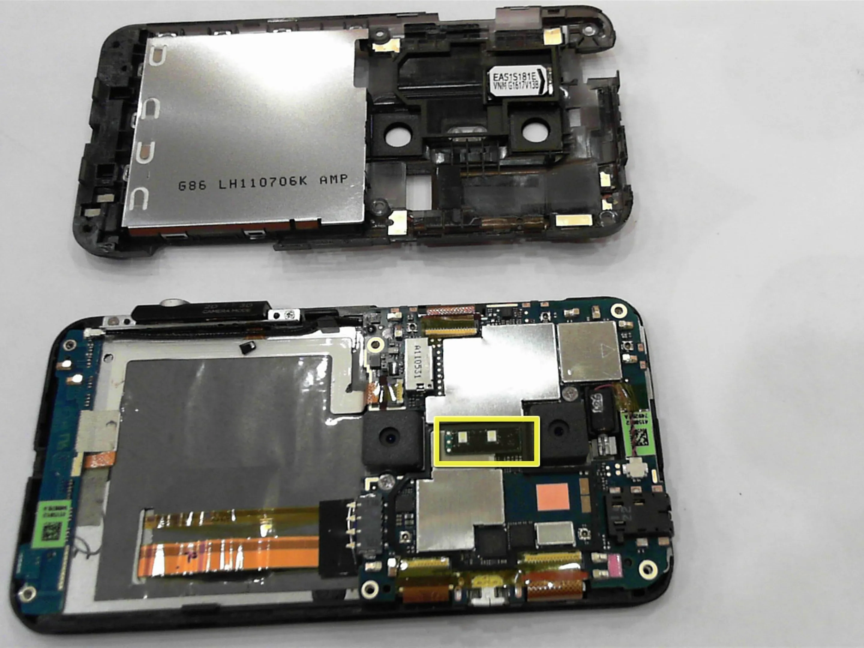 HTC Evo 3D Teardown: шаг 4, изображение 1 из 3