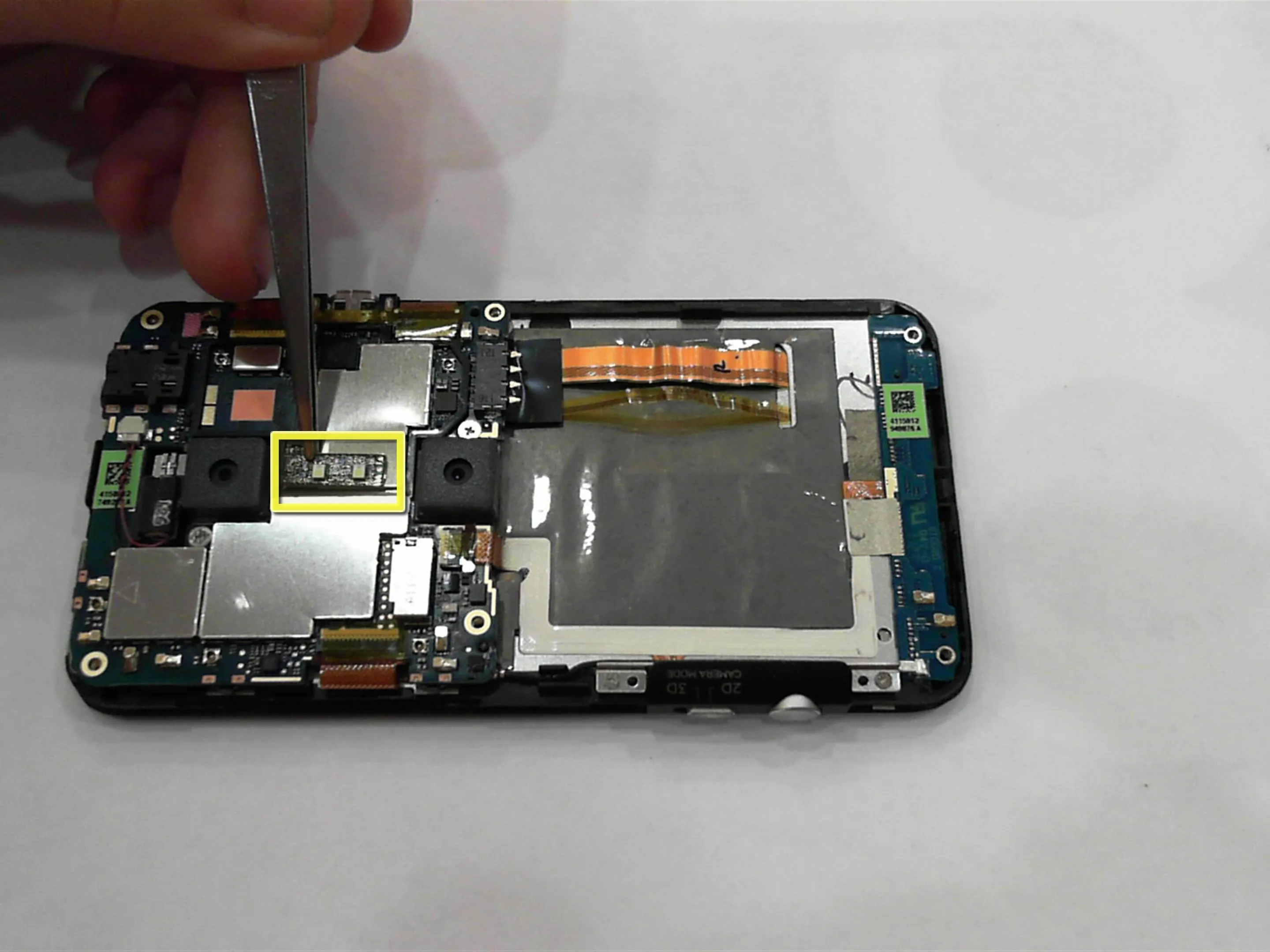 HTC Evo 3D Teardown: шаг 4, изображение 2 из 3