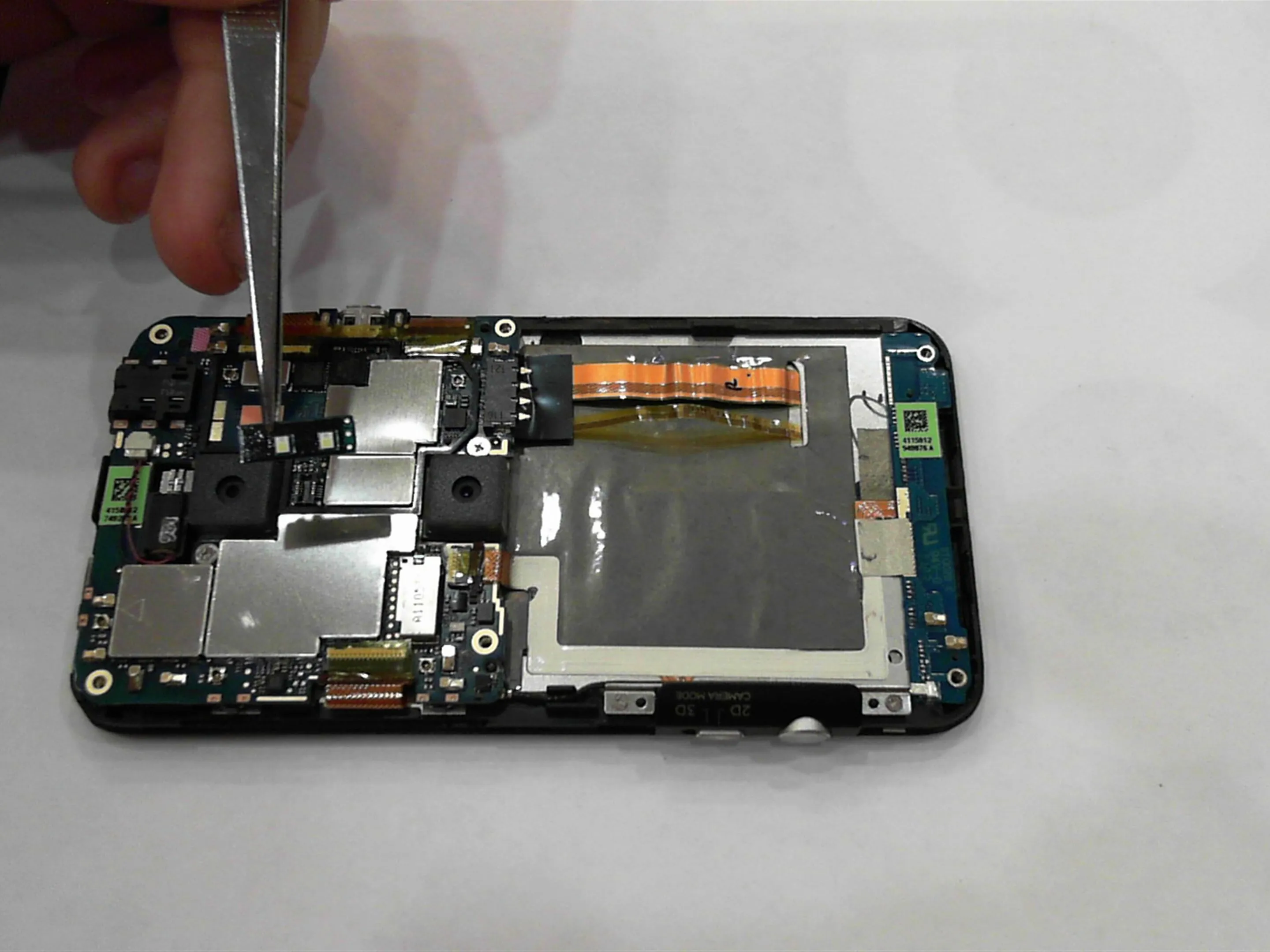 HTC Evo 3D Teardown: шаг 4, изображение 3 из 3