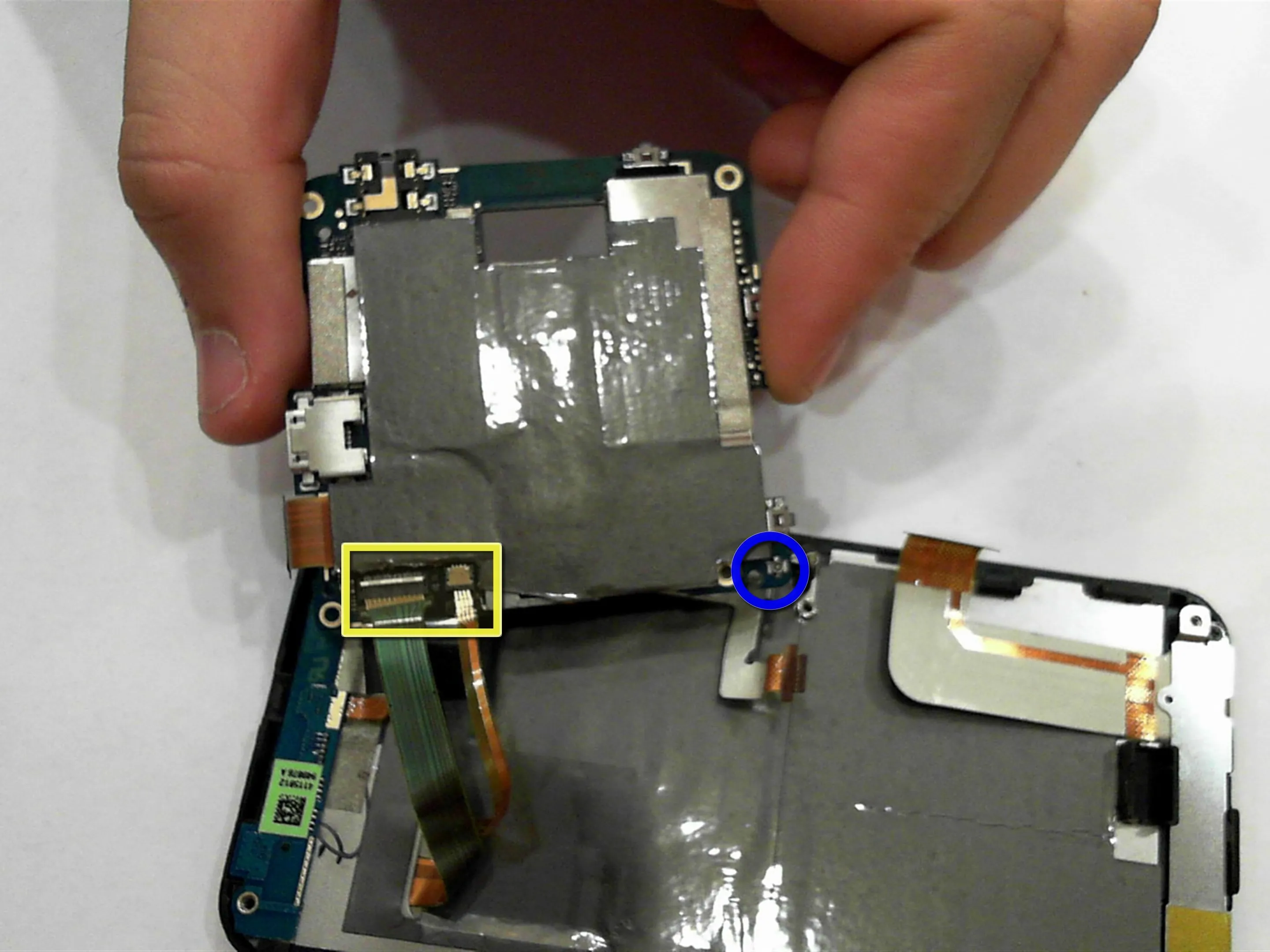 HTC Evo 3D Teardown: шаг 6, изображение 1 из 1