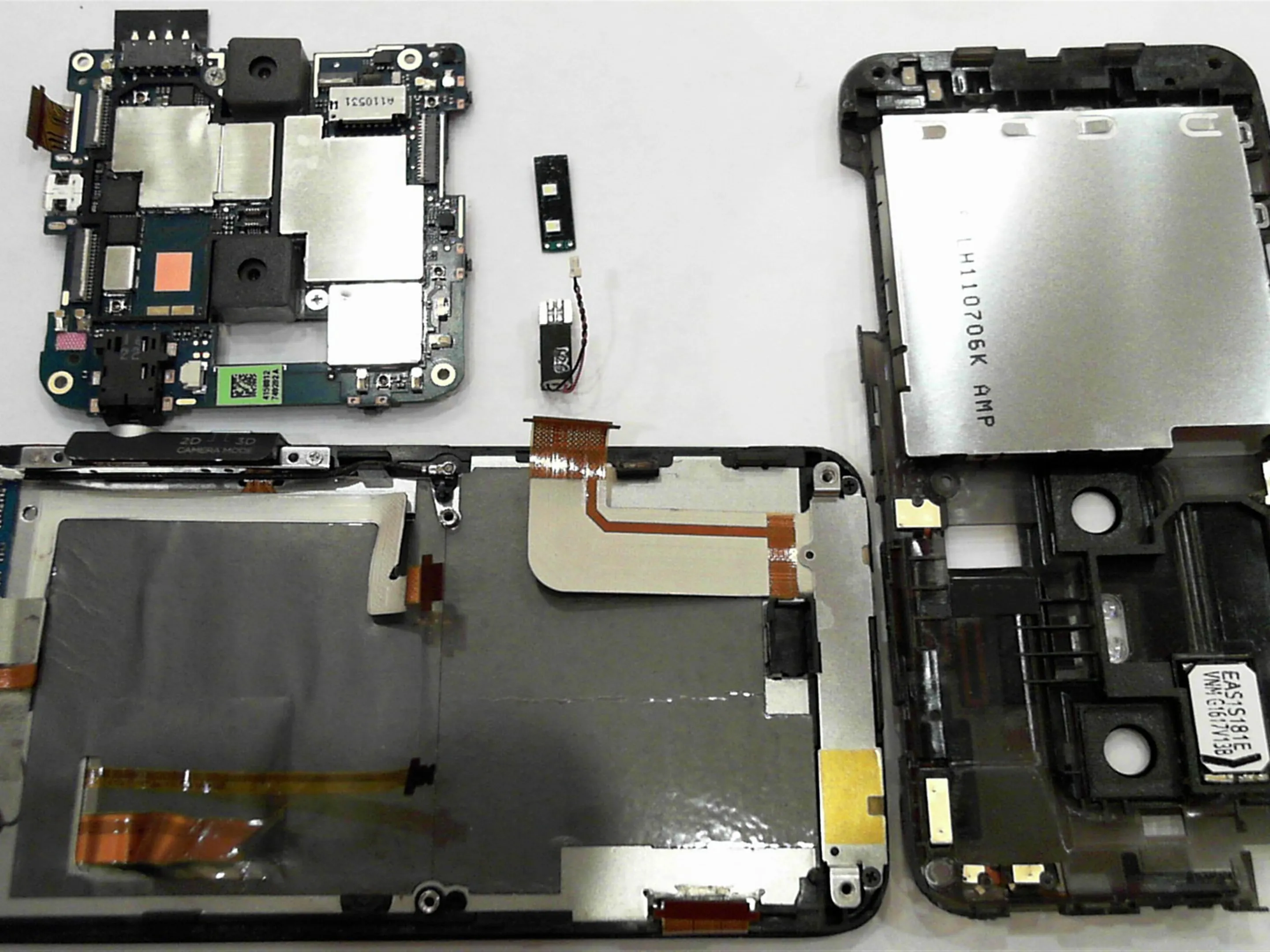 HTC Evo 3D Teardown: шаг 7, изображение 1 из 1