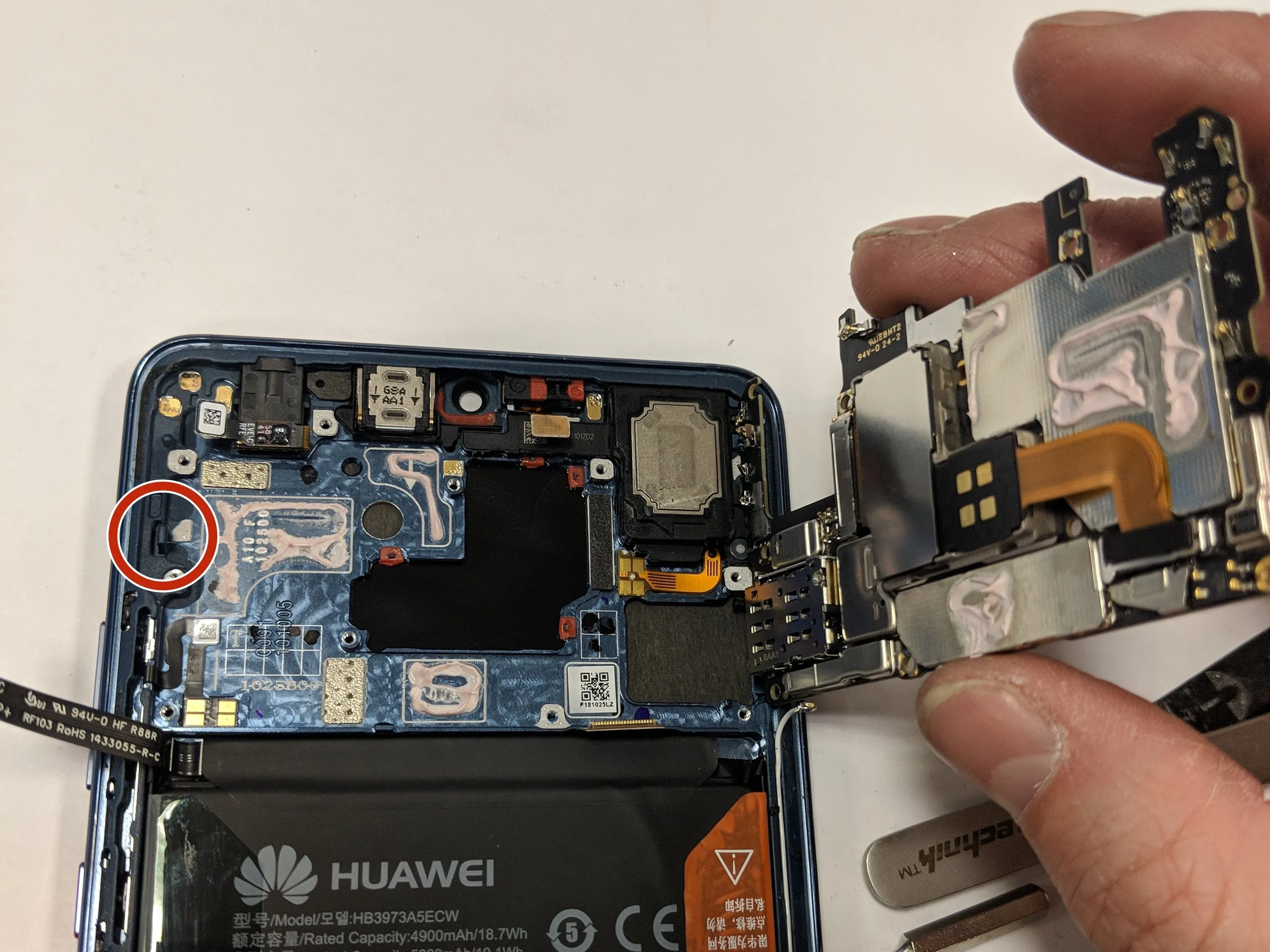 Разборка Huawei Mate 20 X: шаг 9, изображение 1 из 3