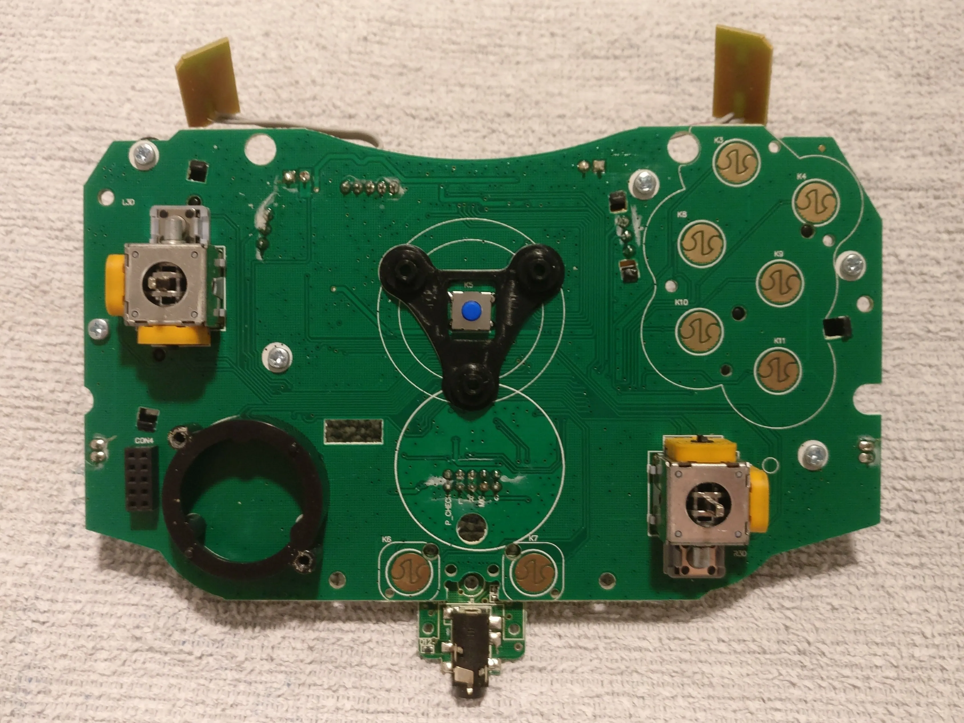 Hyperkin Duke Teardown, Удаление других проводящих резиновых частей: шаг 11, изображение 2 из 3