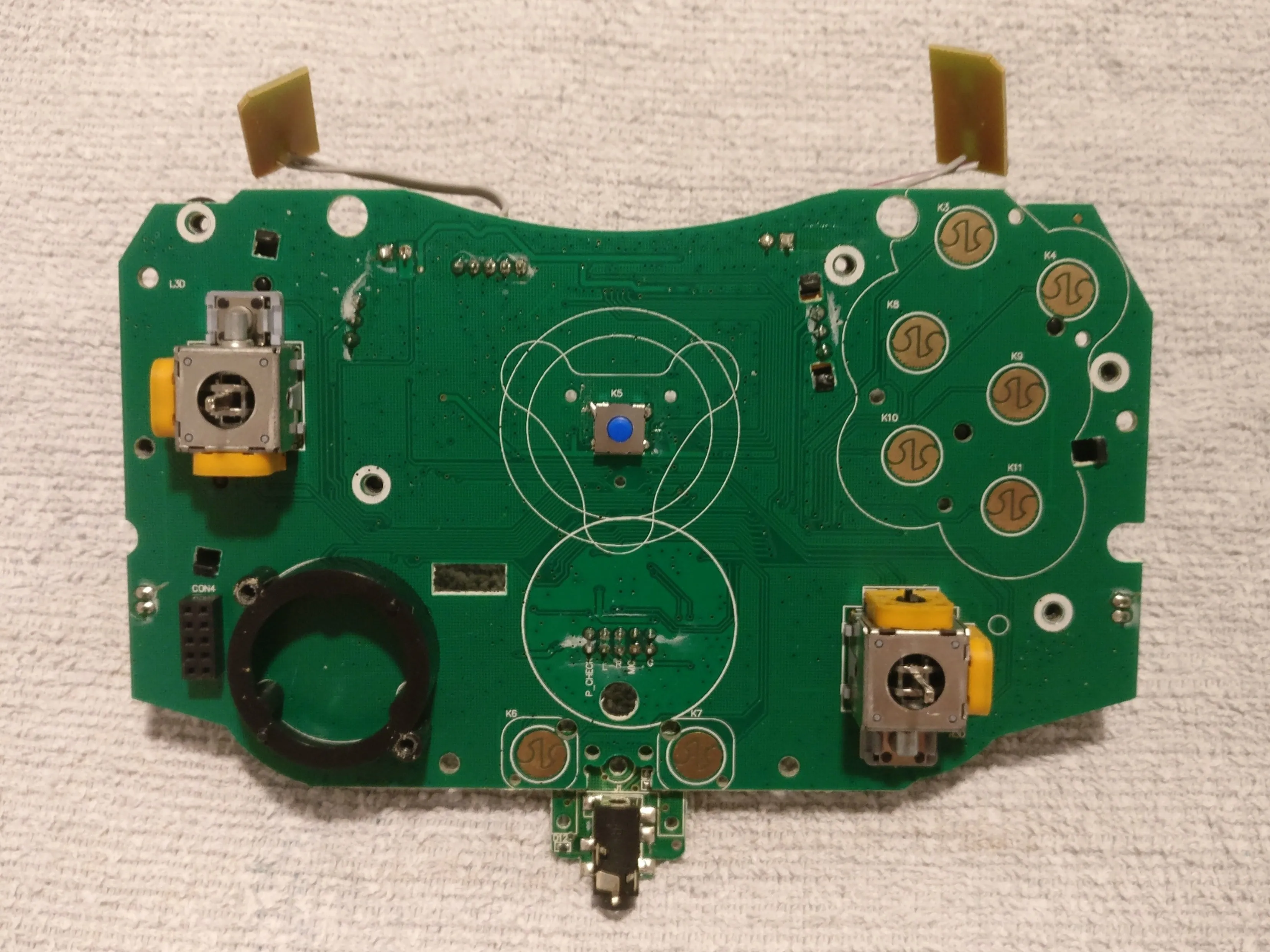 Hyperkin Duke Teardown, Удаление других проводящих резиновых частей: шаг 11, изображение 3 из 3