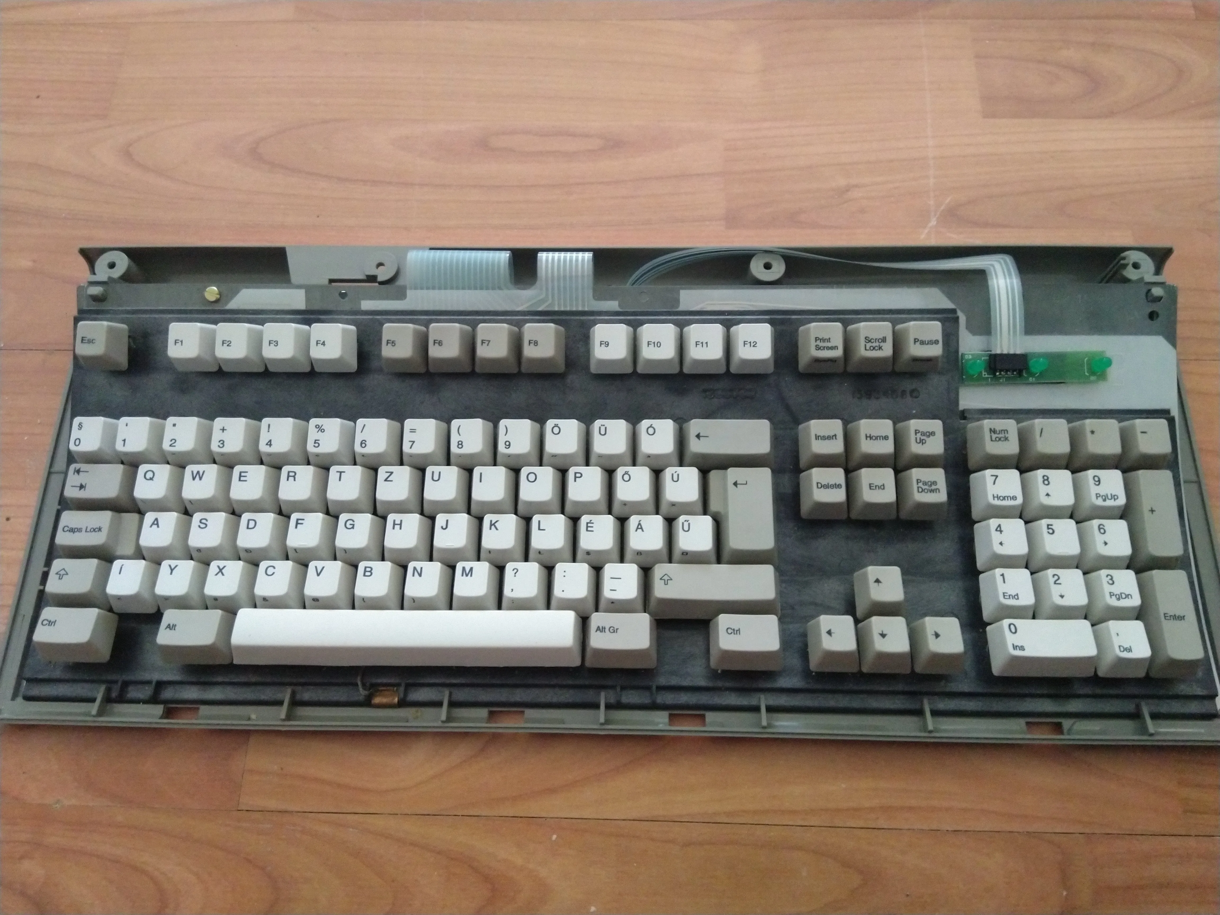 IBM Model M Teardown, извлечение гибких кабелей, часть 1: шаг 6, изображение 1 из 3