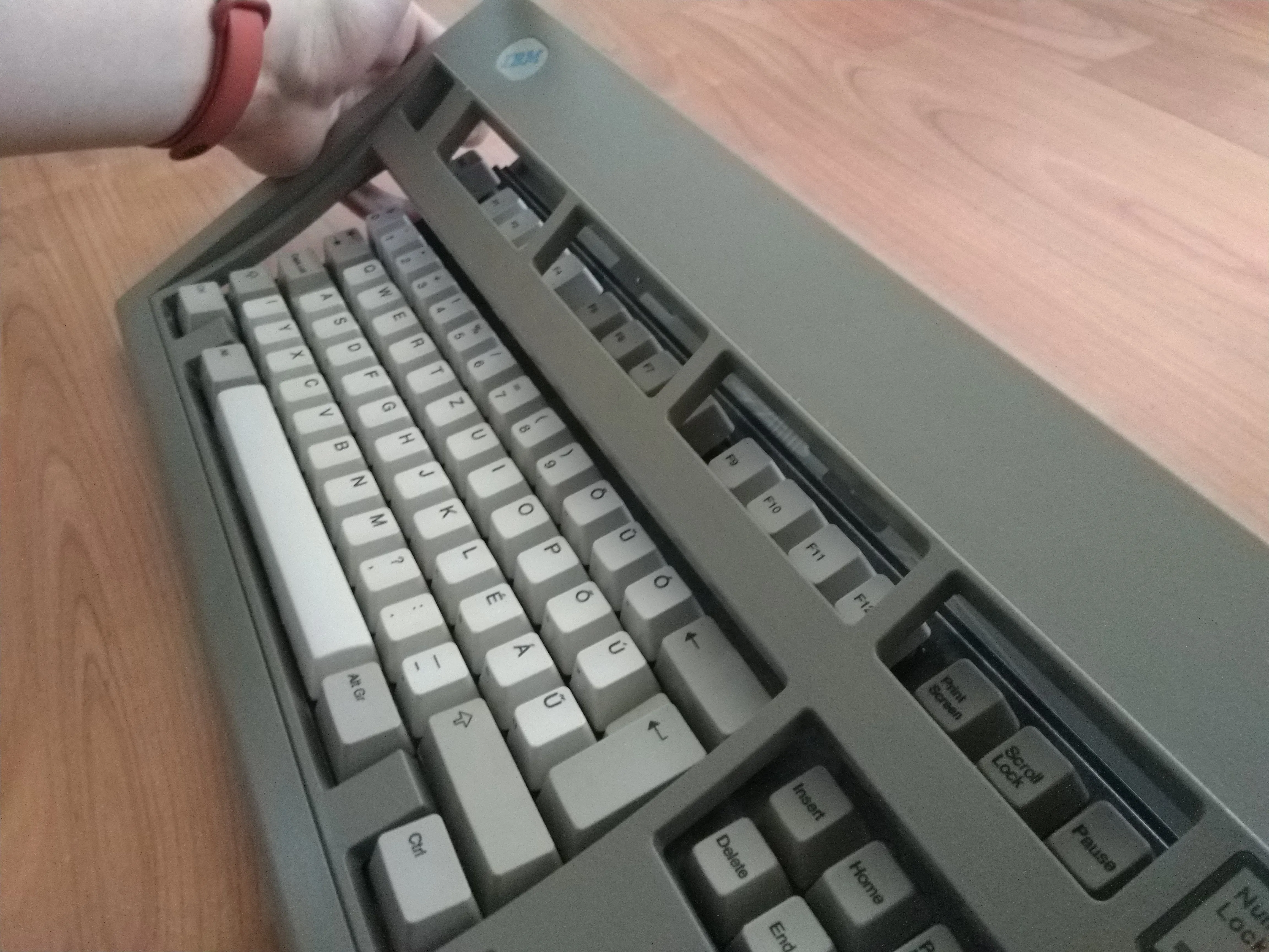 IBM Model M Teardown, демонтаж верхнего корпуса: шаг 5, изображение 2 из 3