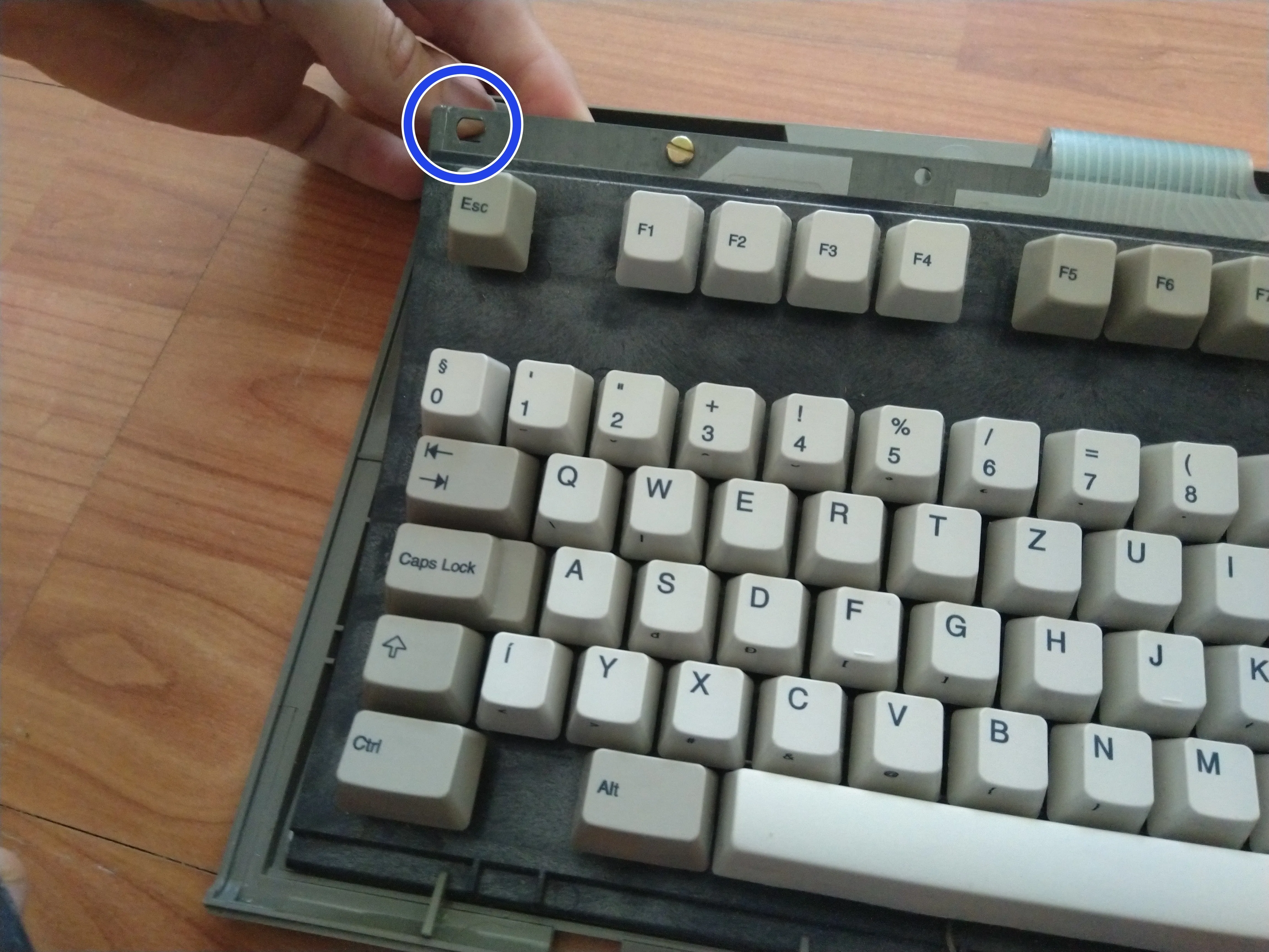 Разборка IBM Model M, отделение корпуса от блока клавиатуры: шаг 8, изображение 2 из 3