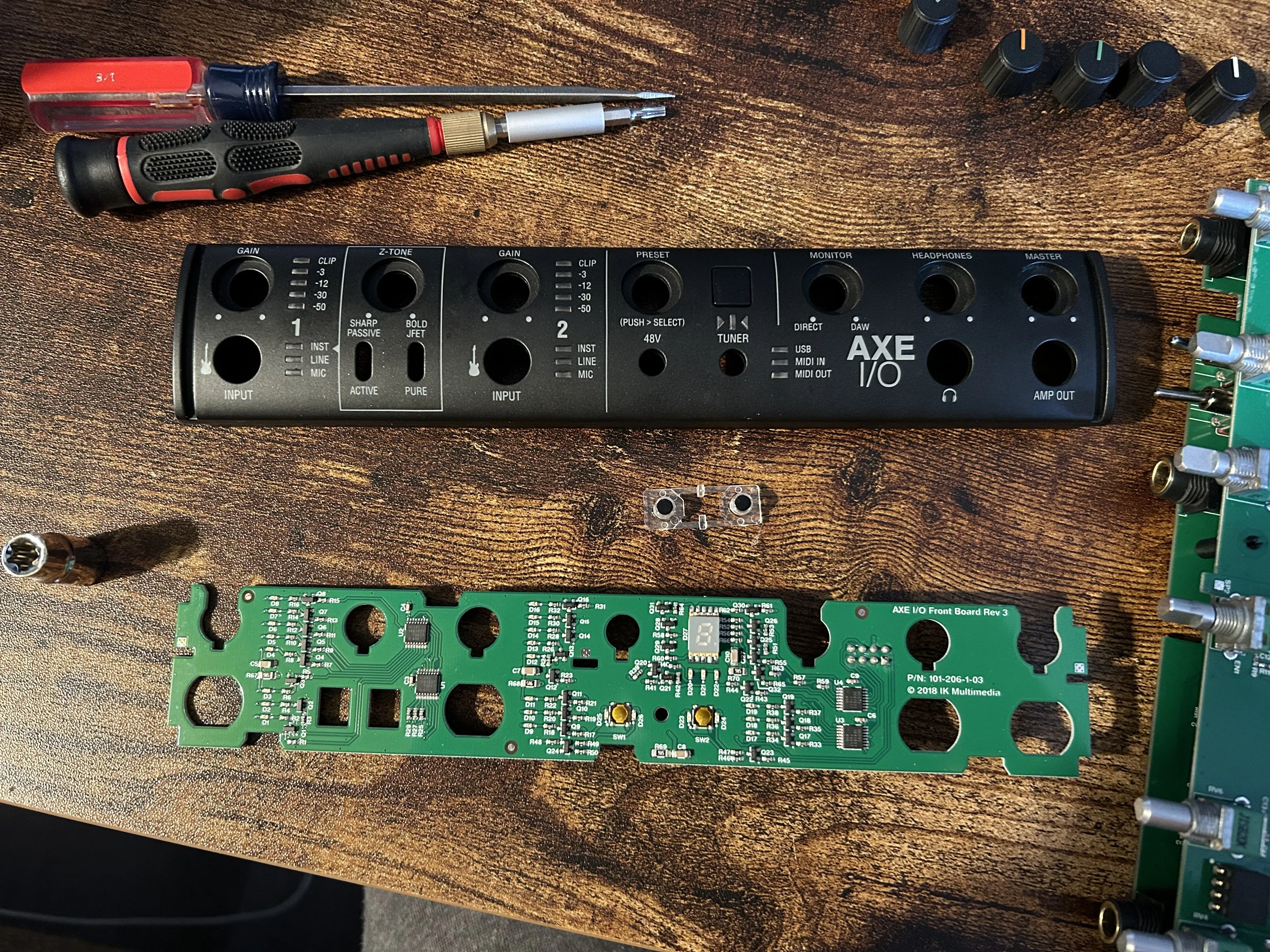 IK Multimedia AXE IO Teardown, снятие передней платы: шаг 4, изображение 3 из 3