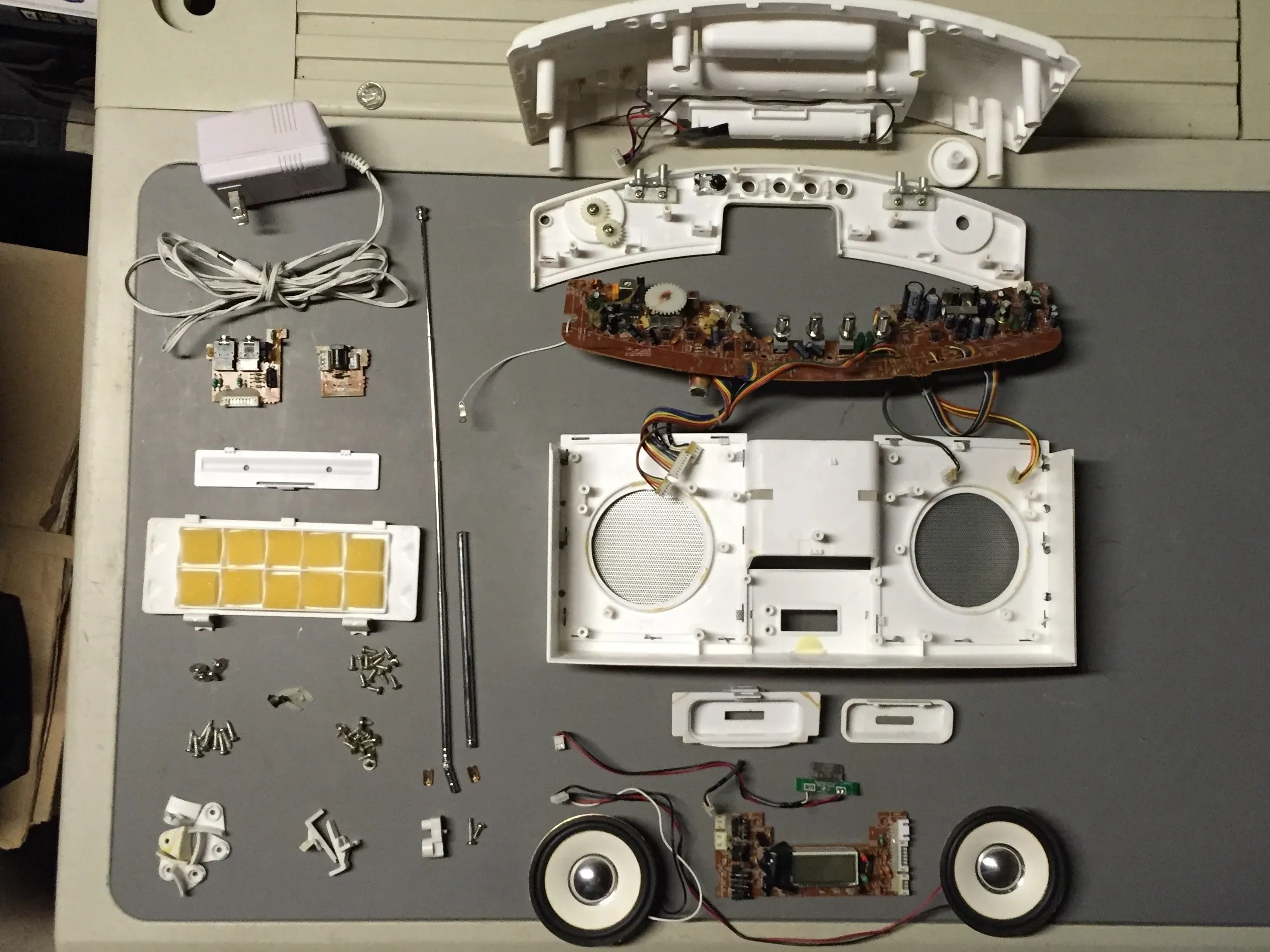 Док-станция Innovative Technology iPod Docking Station IT-5022WHT Teardown, покомпонентное изображение: шаг 9, изображение 1 из 1