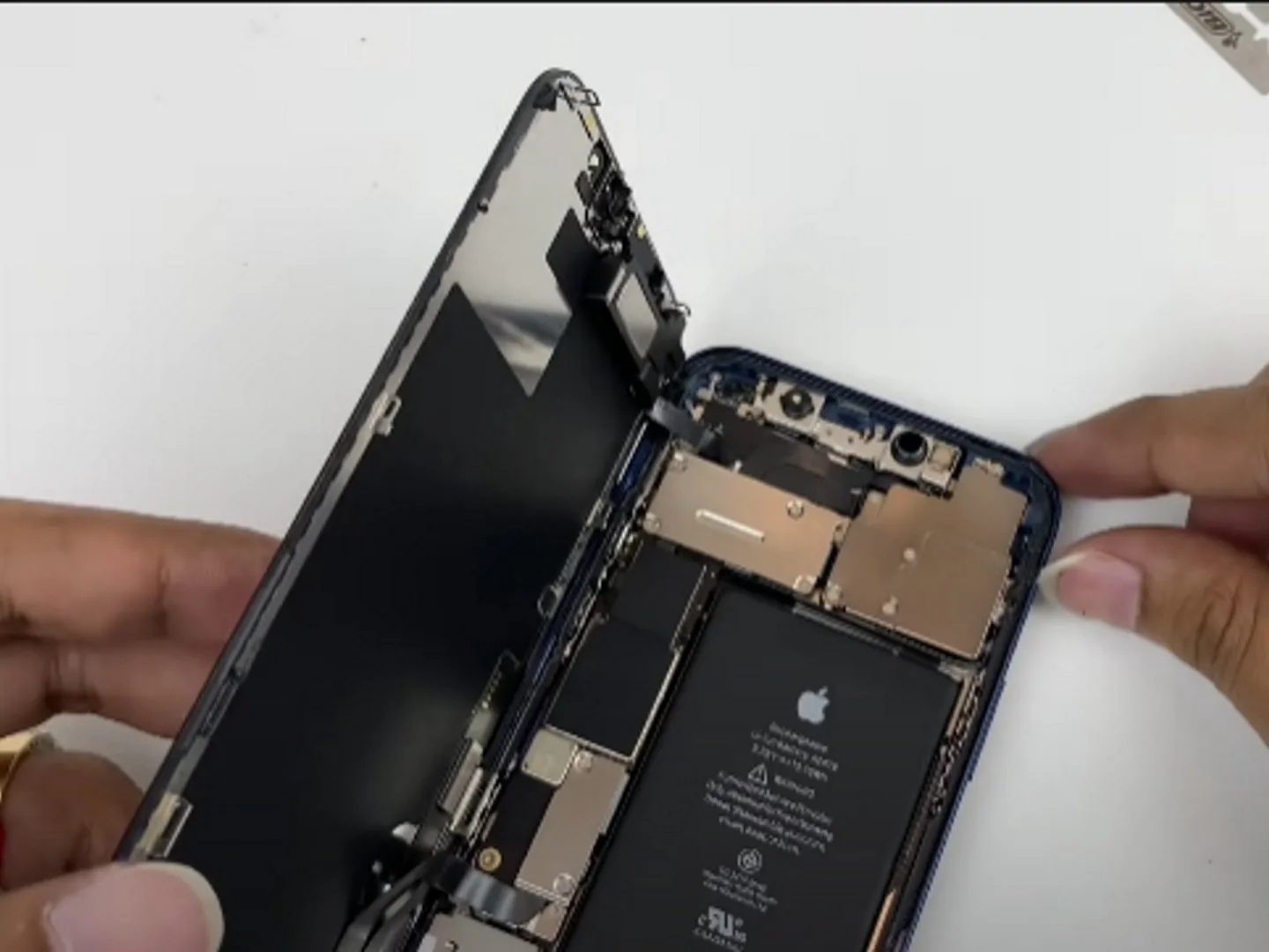 iPhone 12 Teardown, поднимаем дисплей: шаг 3, изображение 3 из 3