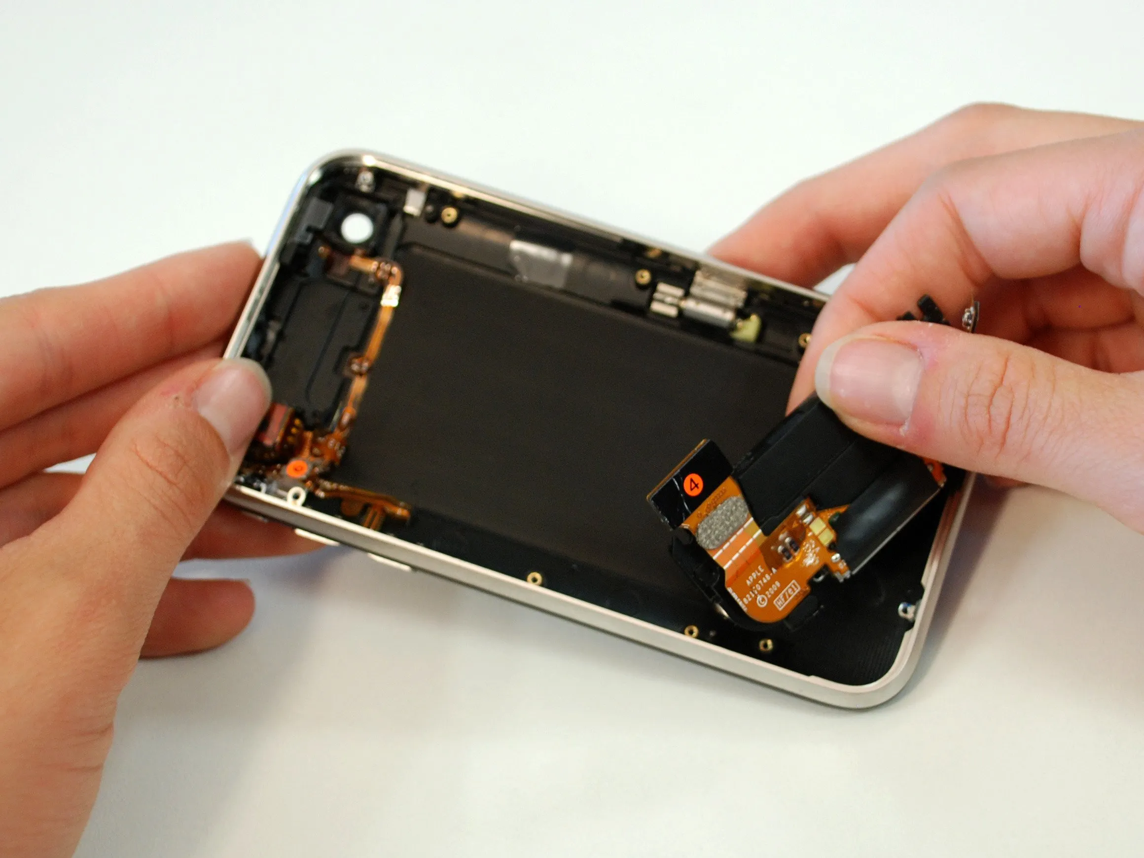 iPhone 3GS Teardown: шаг 15, изображение 1 из 2