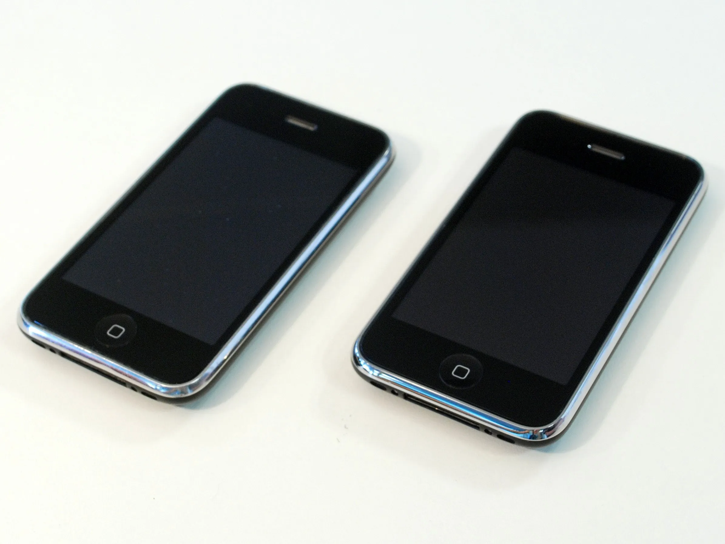 Разборка iPhone 3GS: шаг 2, изображение 2 из 3