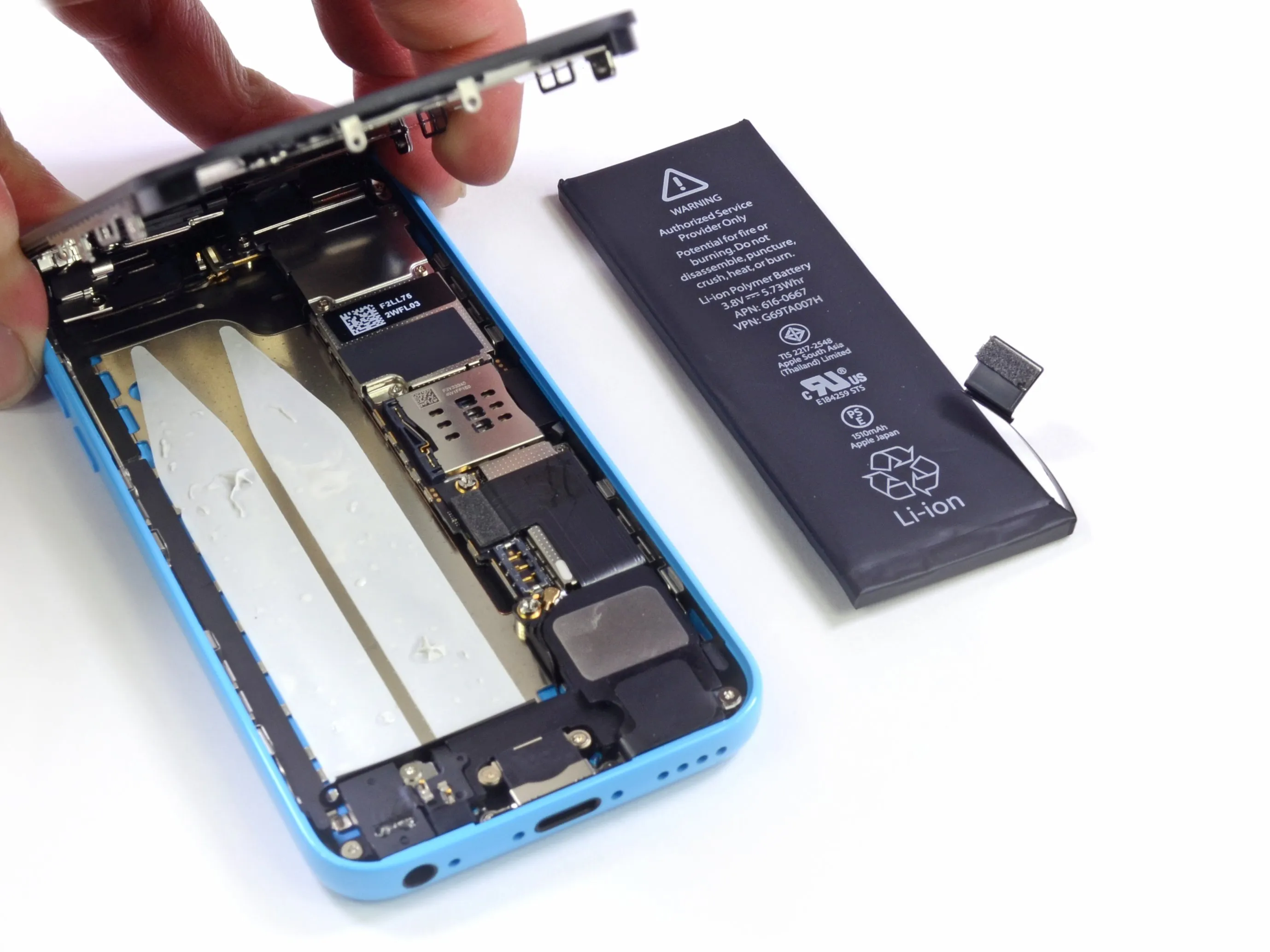 Разборка iPhone 5c: шаг 6, изображение 2 из 3