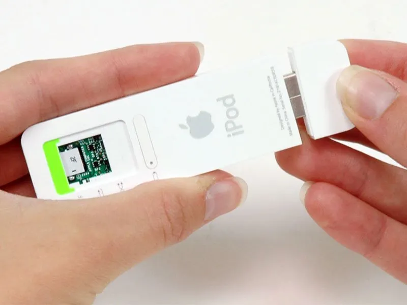 Разбор iPod Shuffle 1-го поколения, корпус: шаг 3, изображение 1 из 1