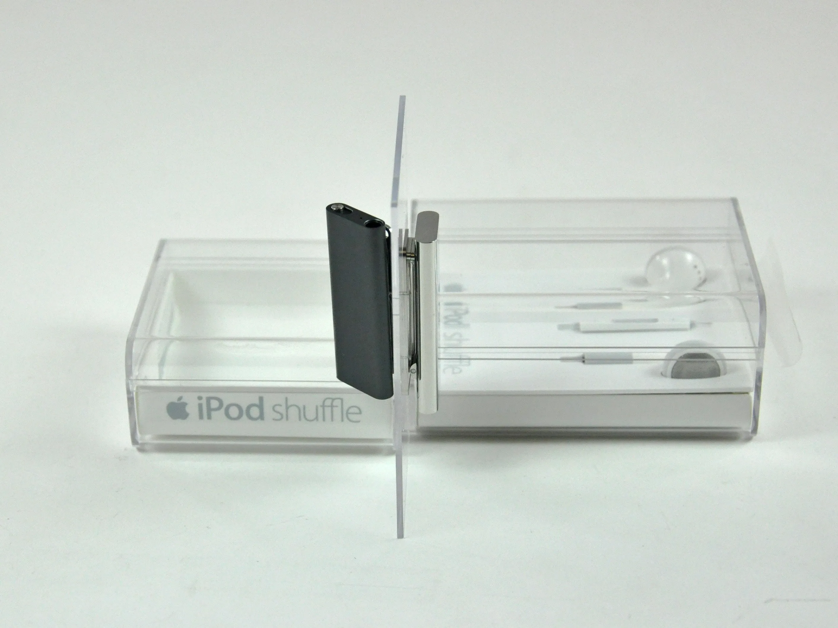 Разбор iPod shuffle 3rd Generation Special Edition: шаг 2, изображение 1 из 2