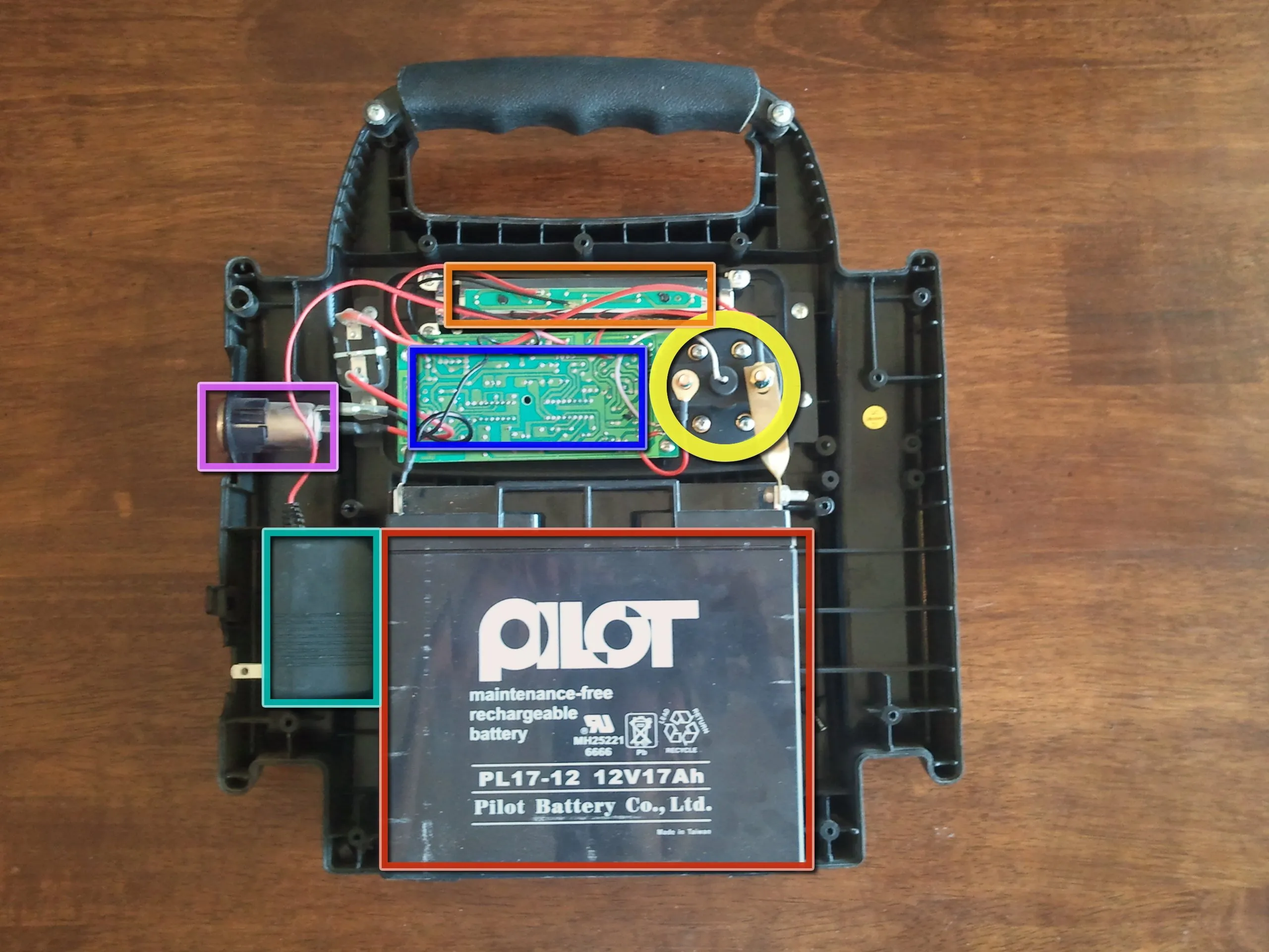 Разборка электростанции Jump Starter: шаг 2, изображение 1 из 3