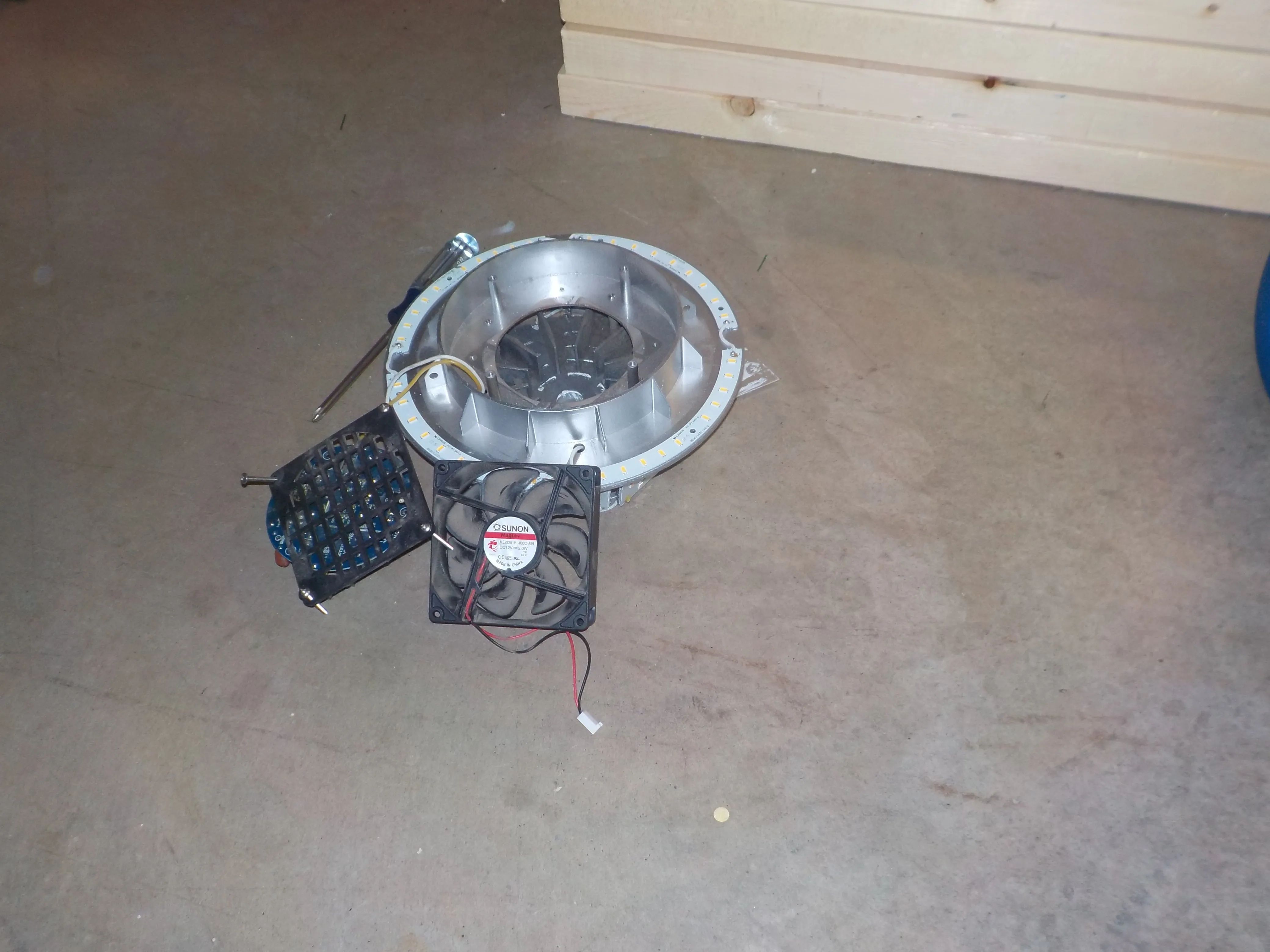 Keystone Lighting HID to LED retrofit bulb Teardown, Removing the fan: step 4, image 1 of 1