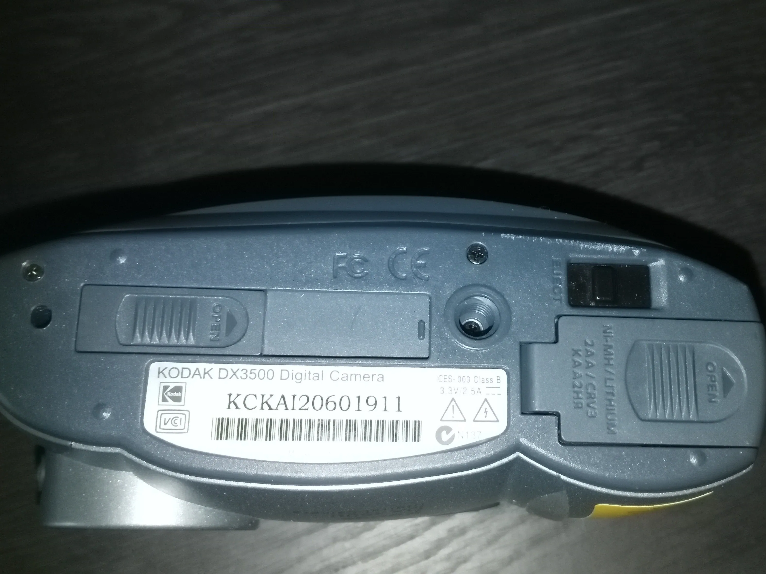 Разборка цифровой камеры Kodak DX3500, снаружи: шаг 1, изображение 2 из 3