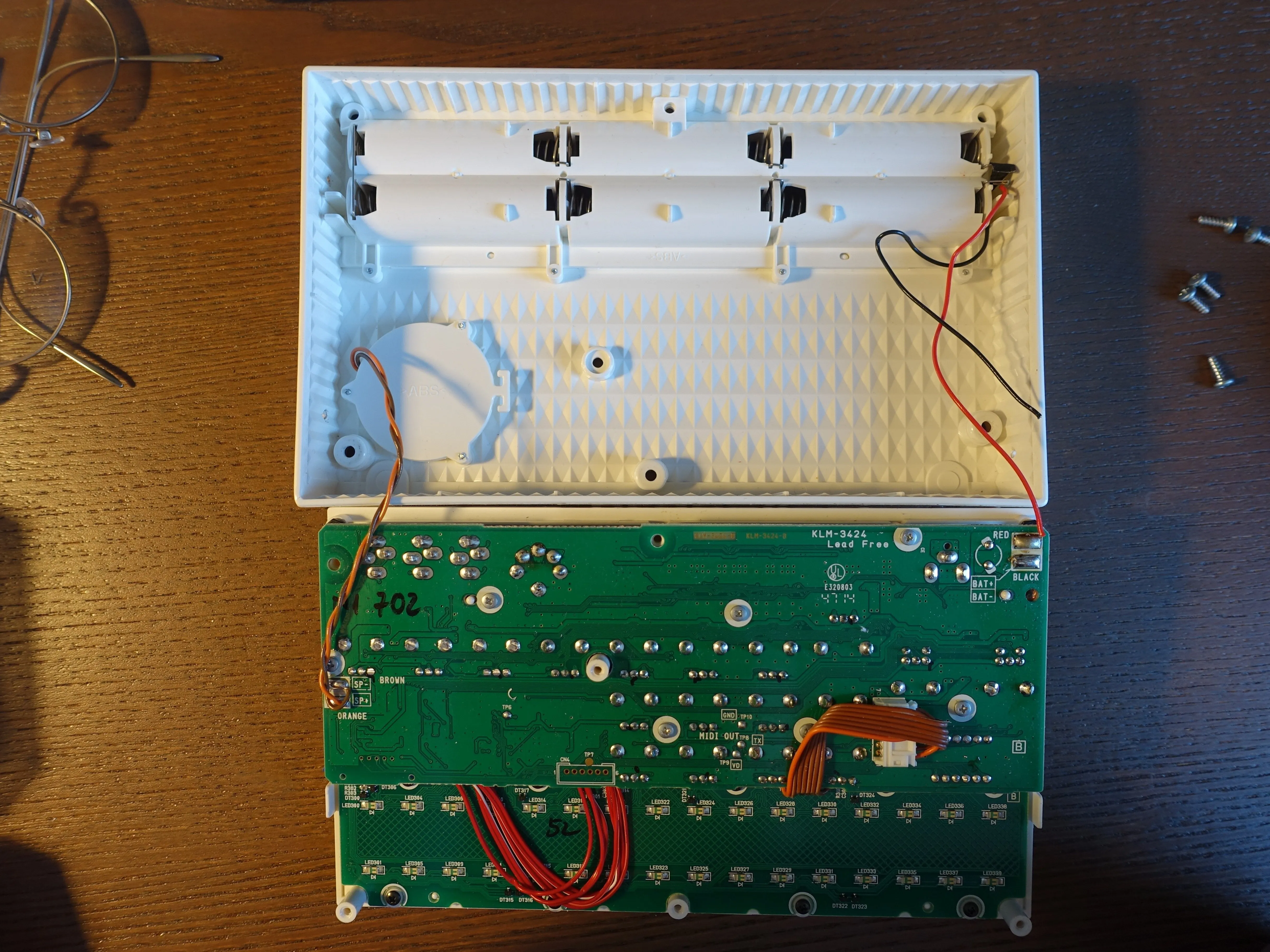 KORG Volca Sample Teardown, Выкрутите винты снизу: шаг 1, изображение 2 из 2