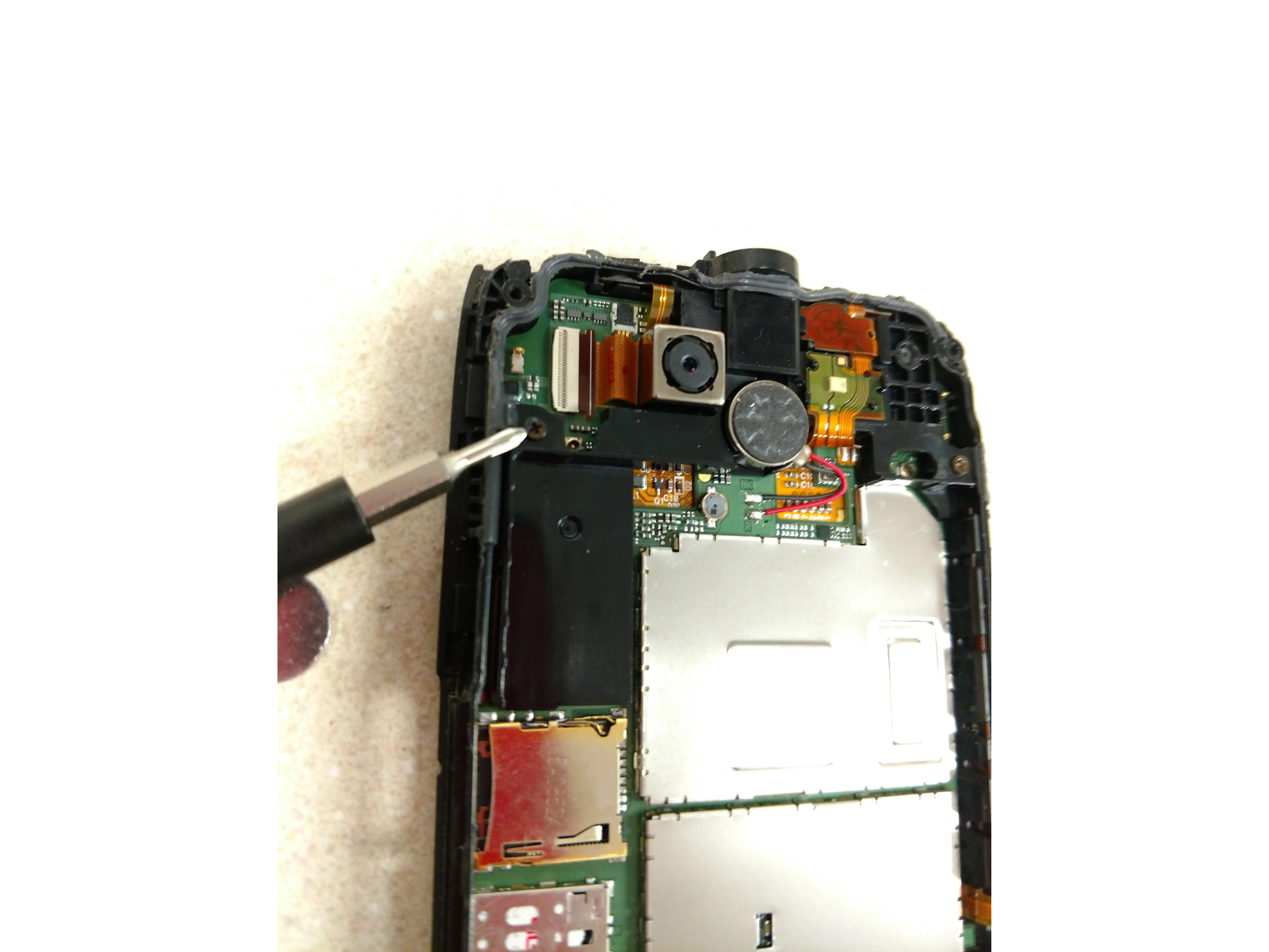 Kyocera Brigadier Teardown, удаление винтов материнской платы: шаг 16, изображение 1 из 2