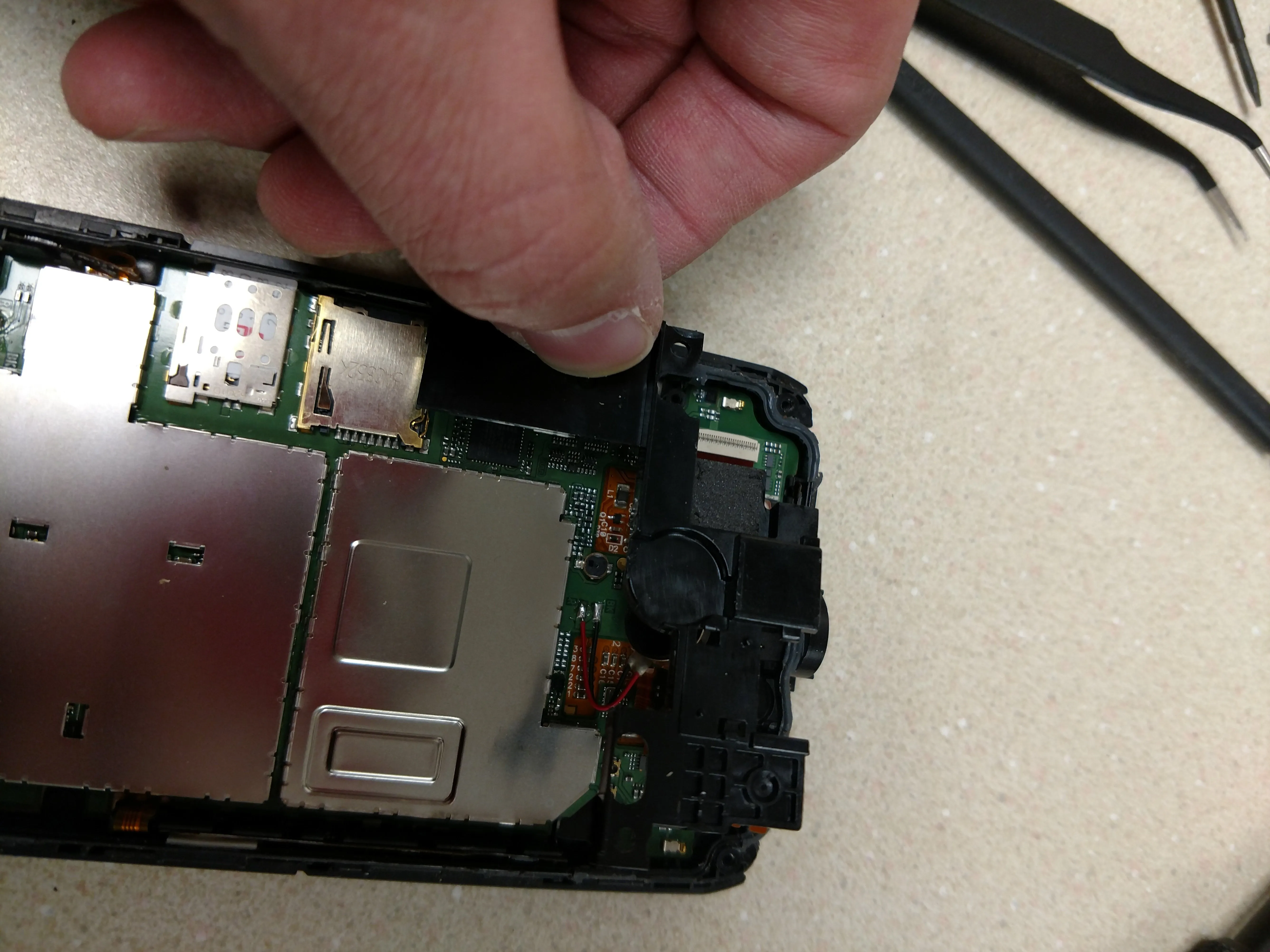 Kyocera Brigadier Teardown, снятие верхней крышки материнской платы: шаг 19, изображение 1 из 2