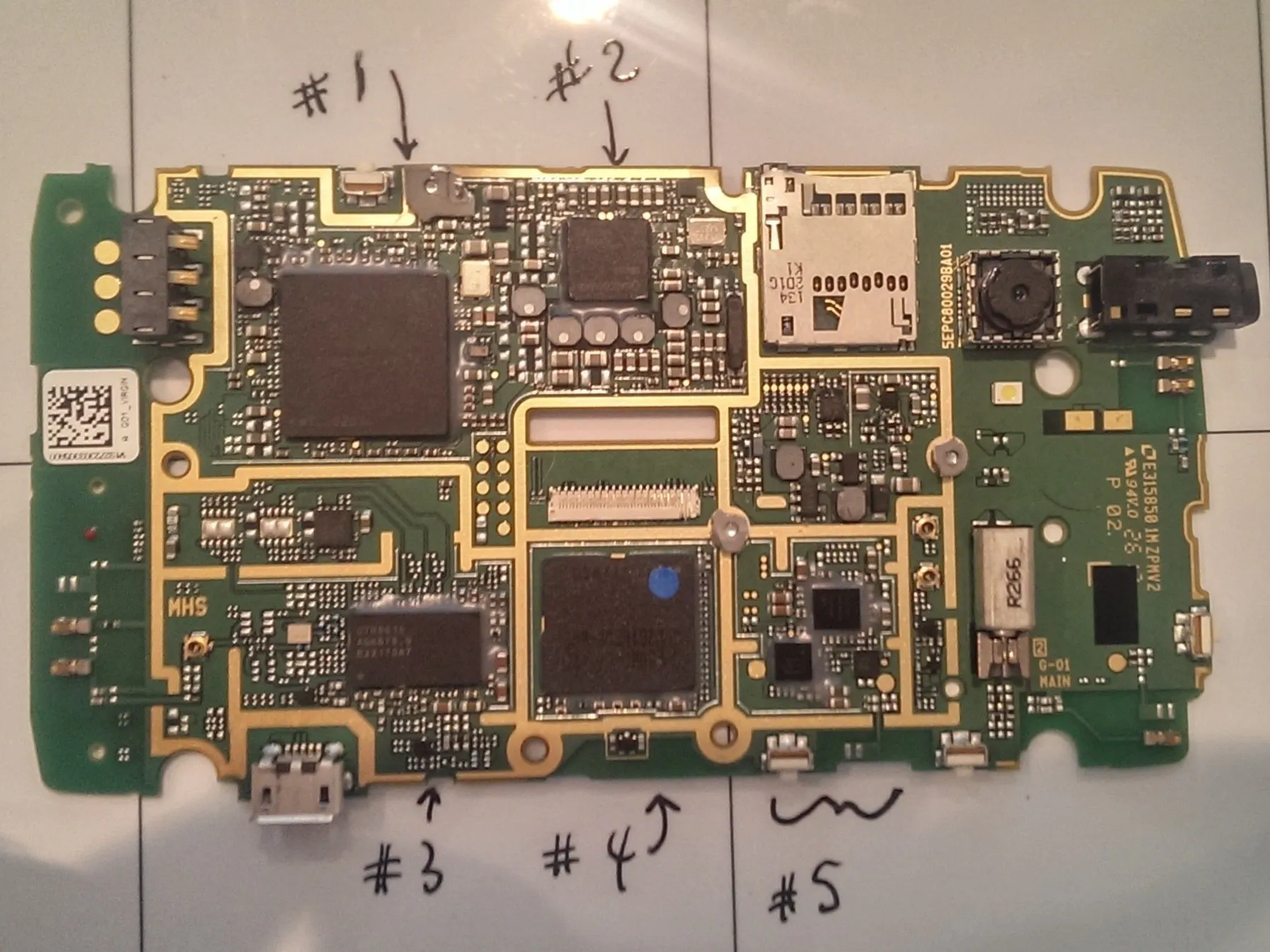 Kyocera Rise Teardown, материнская плата и микросхемы: шаг 9, изображение 1 из 3