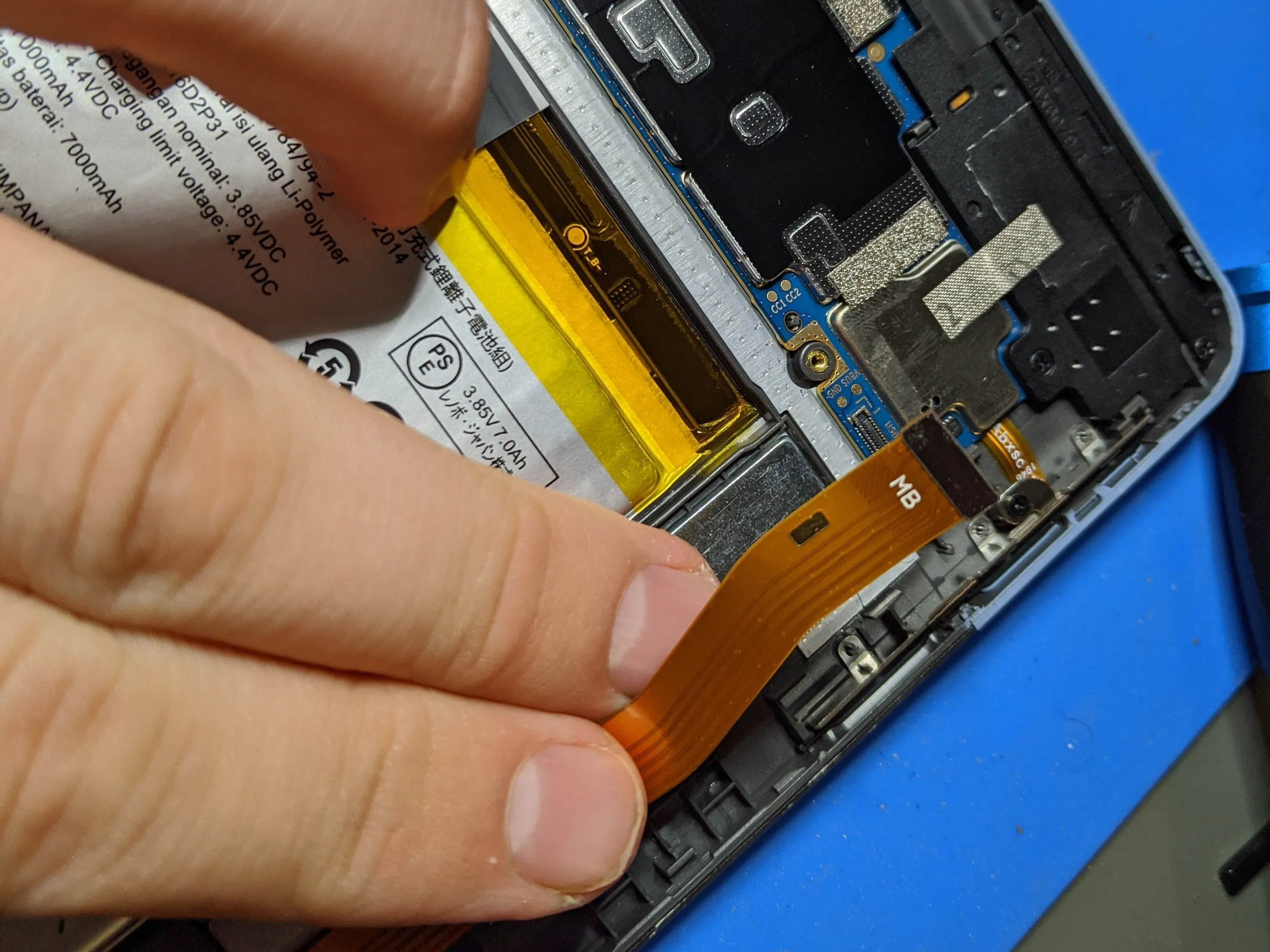 Lenovo Chromebook Duet Teardown, порт для зарядки: шаг 8, изображение 1 из 3