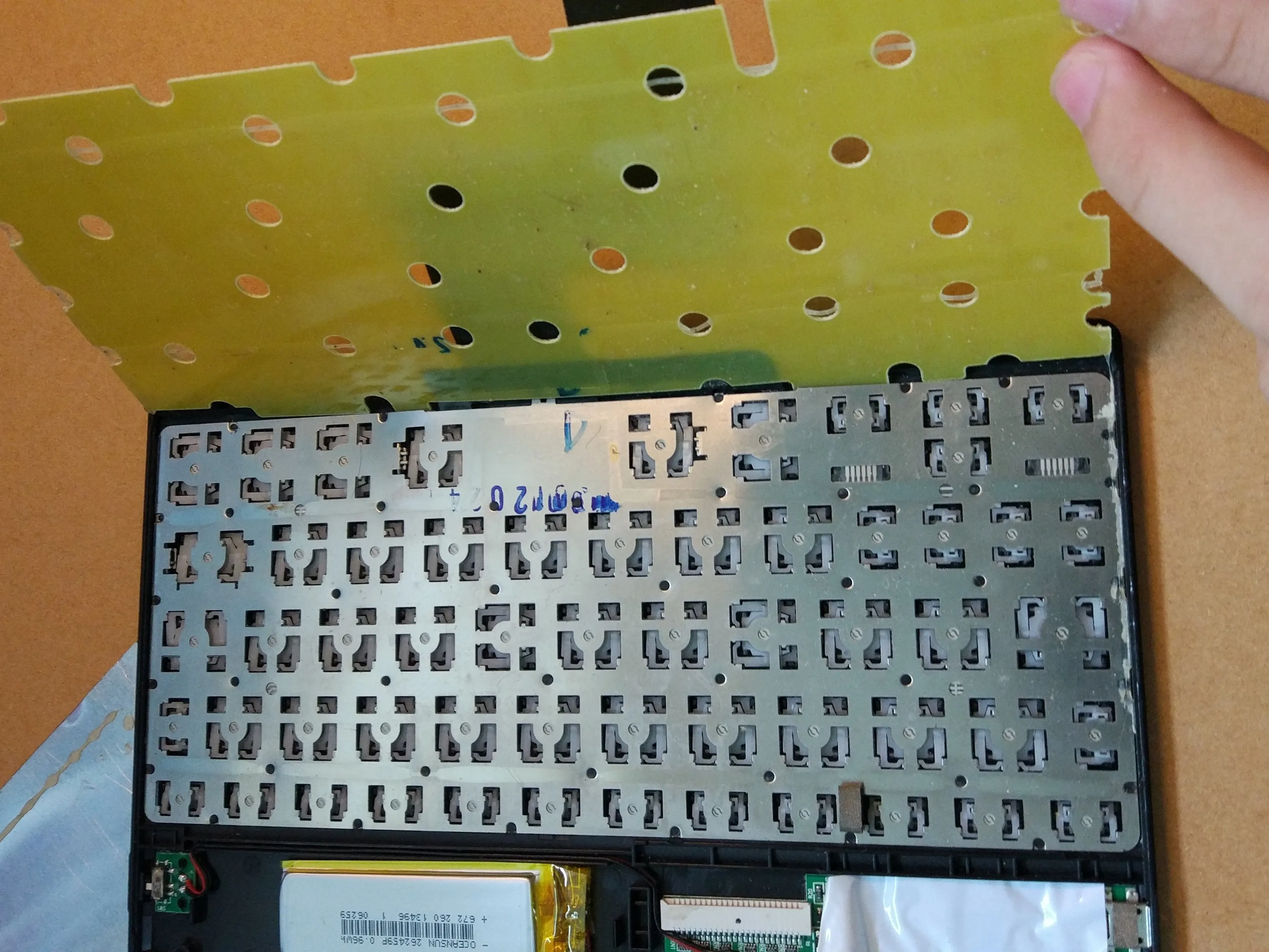 Разборка клавиатуры Lenovo W600, извлечение клавиш' backplate: step 2, image 2 of 2