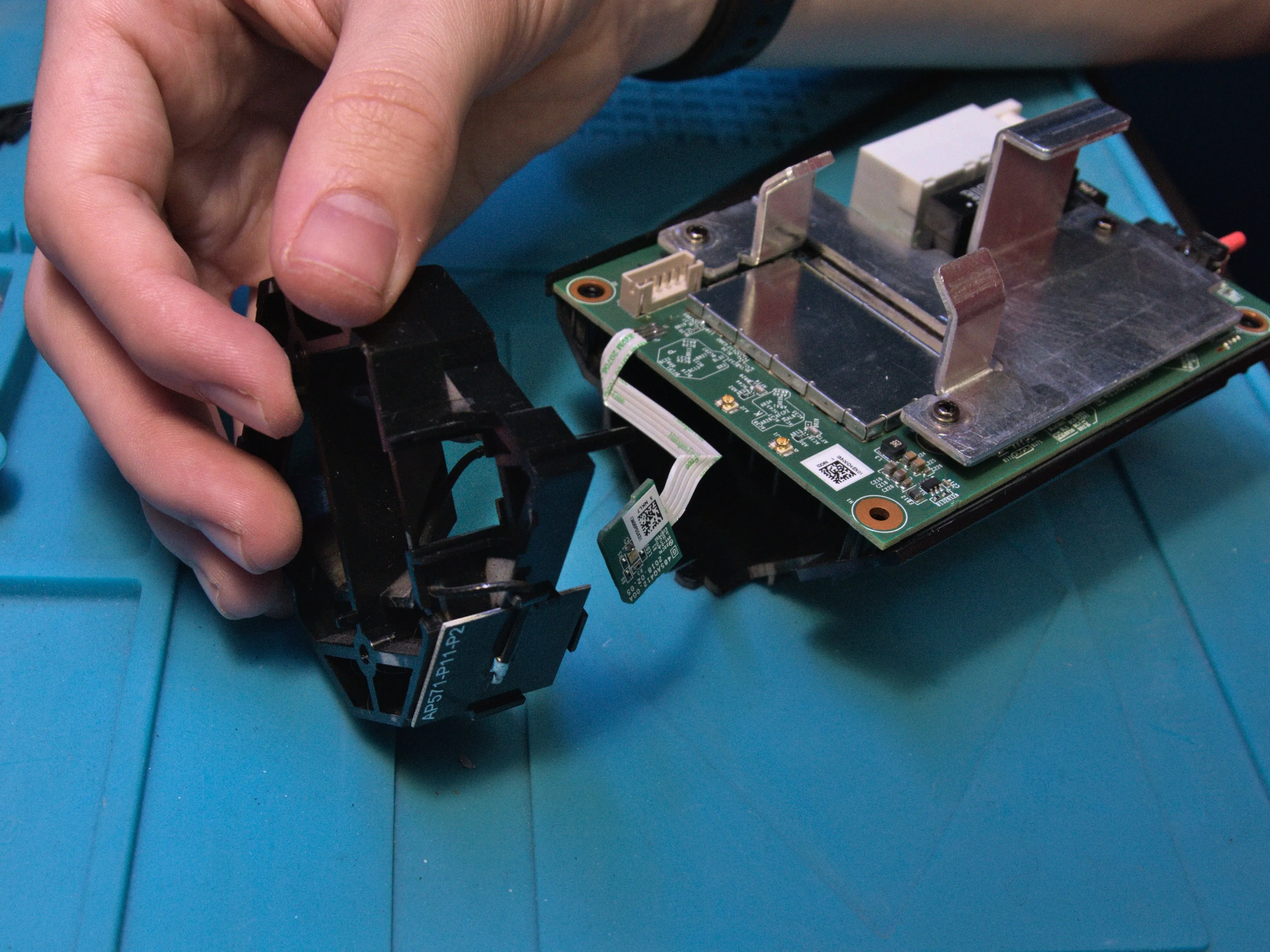 Linksys Velop WHW01 Teardown, снятие кронштейна антенны: шаг 10, изображение 1 из 1