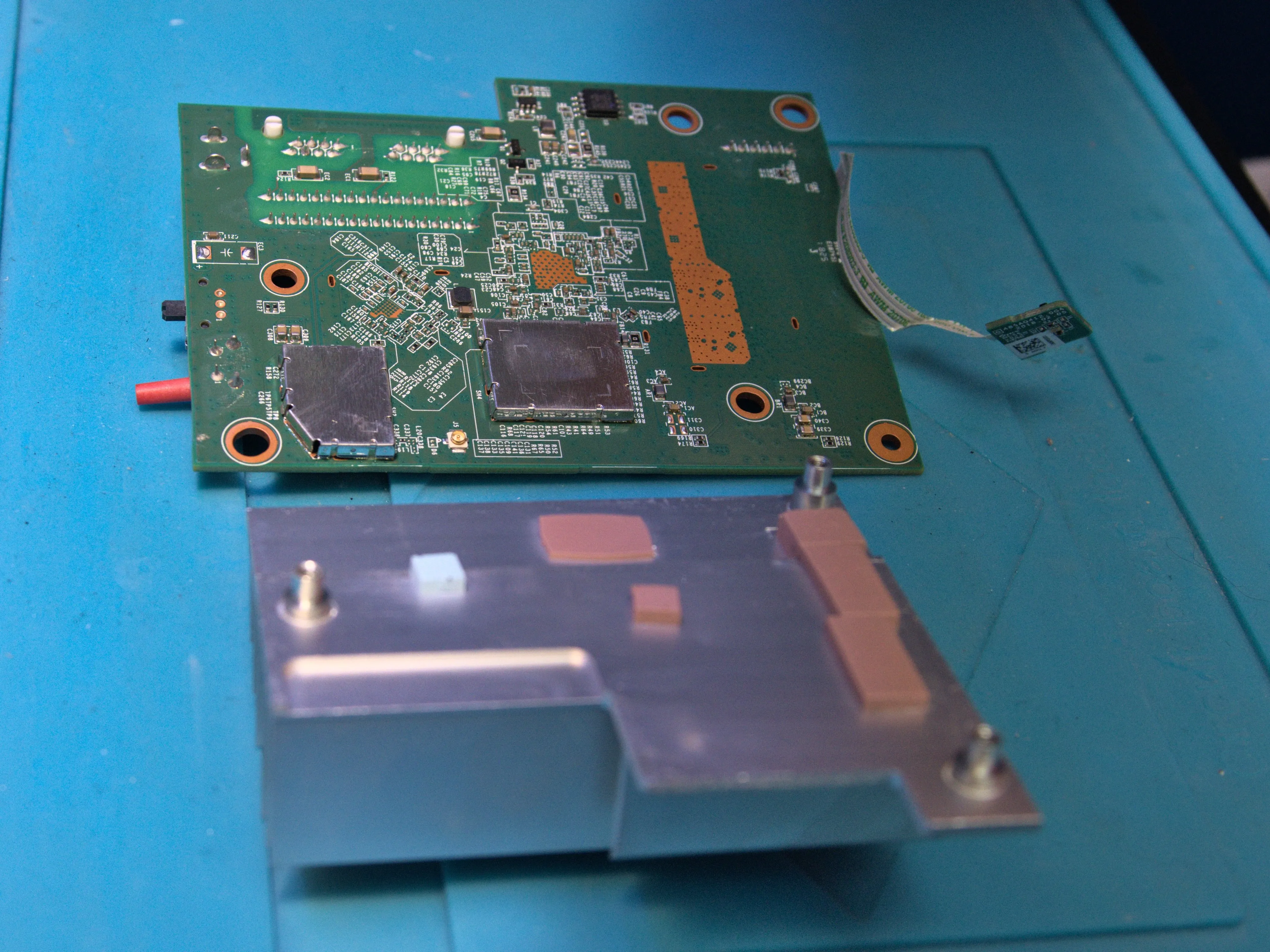 Linksys Velop WHW01 Teardown, снятие заднего радиатора: шаг 14, изображение 1 из 1