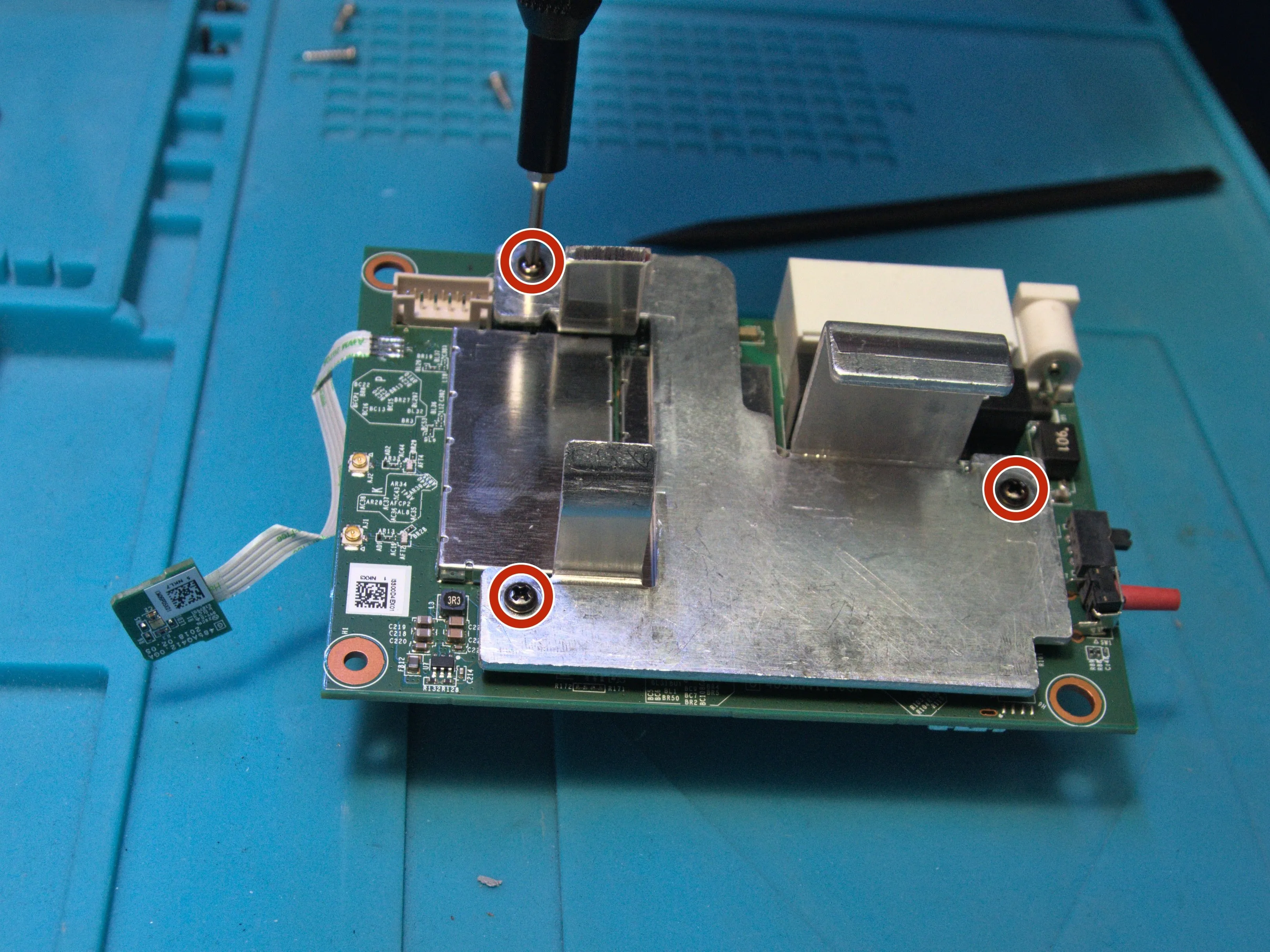 Linksys Velop WHW01 Teardown, снятие переднего радиатора: шаг 13, изображение 1 из 3