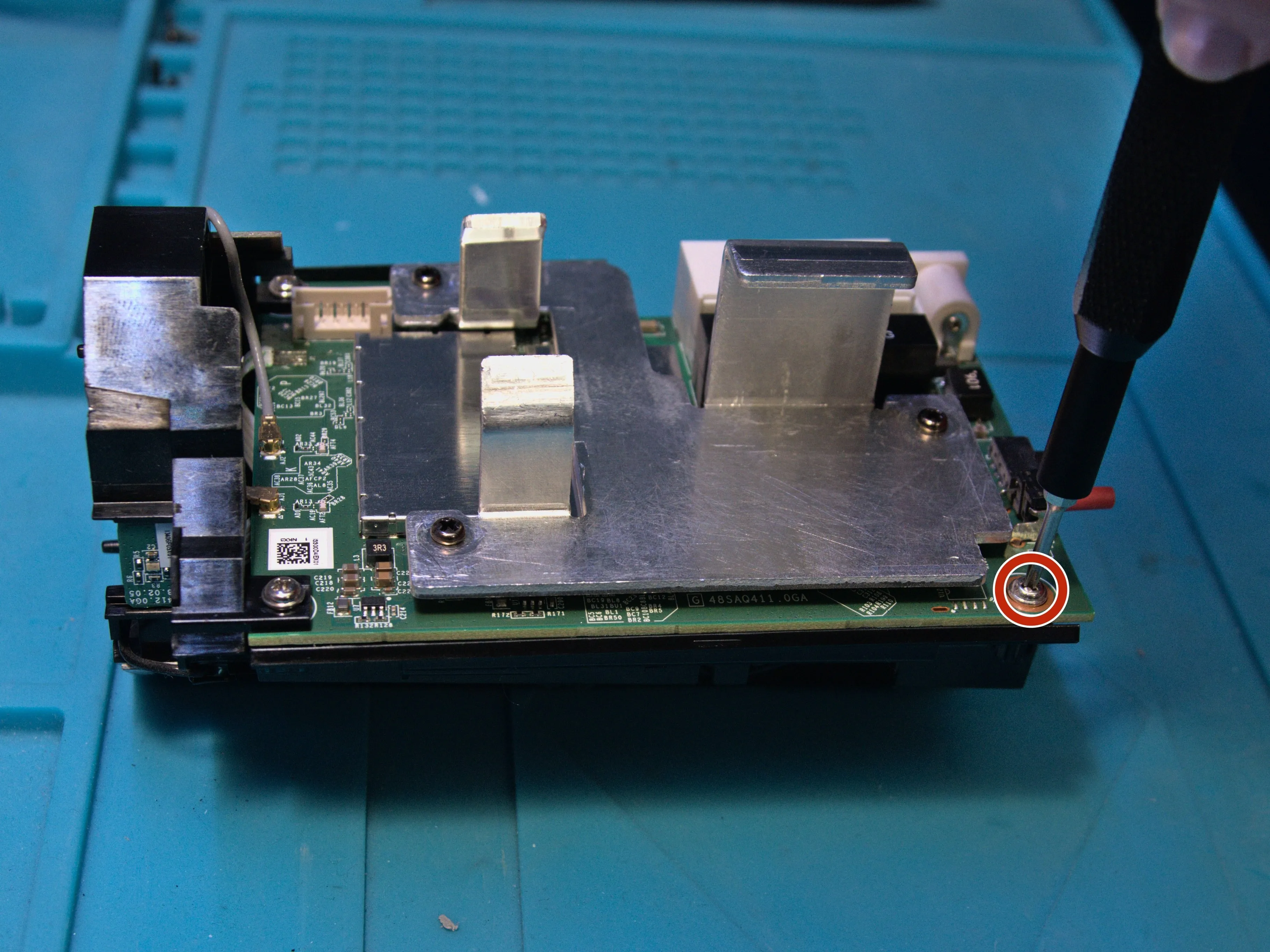 Linksys Velop WHW01 Teardown, Снимите пластиковый кронштейн: шаг 12, изображение 1 из 3